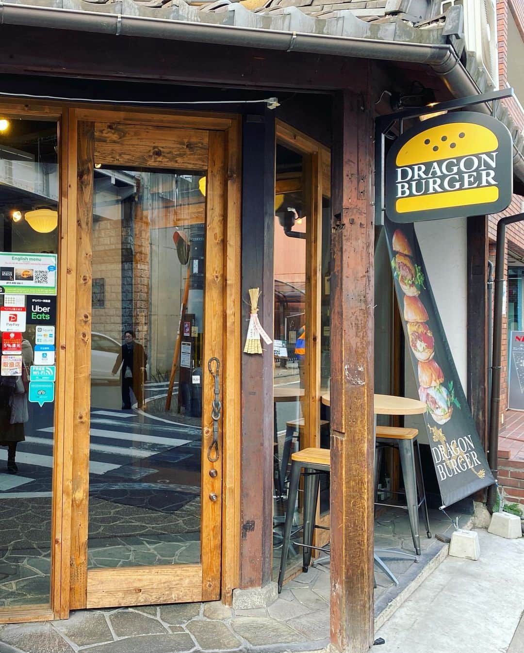 小川麻琴さんのインスタグラム写真 - (小川麻琴Instagram)「ランチは京都のお漬物を挟んだハンバーガー🍔 バンズがフワッフワで、お肉がジューシーでめちゃくちゃ美味しかったです💕 リサーチせず入ったお店がおいしいと嬉しいよね。素敵な出逢い🍔 #京都 #一人旅 #ランチ  #ドラゴンバーガー京都東福寺」12月24日 12時52分 - 1029_makoto