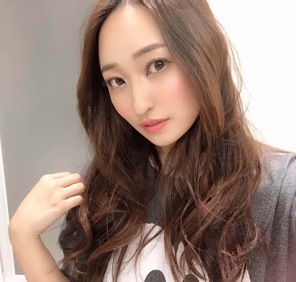 柴咲マナさんのインスタグラム写真 - (柴咲マナInstagram)「. 今日は美容院💇‍♀️ 久しぶりに前髪作るよ 💓 部屋着でビフォー😊 いってきまあす！ . . . . #イメチェン #前髪 #前髪カット #美容室 #ヘアカット #かきあげ前髪 #センターパート  #美容 #ヘア #ヘアメイク #ビフォーアフター #部屋着 #ルームウェア #メイク #自撮り #名古屋 #巻き髪 #サロン #サロンモデル #salon #hair #model #makeup #japan #japanesegirl #me #follow #selfie」12月24日 13時06分 - mana_shibasaki