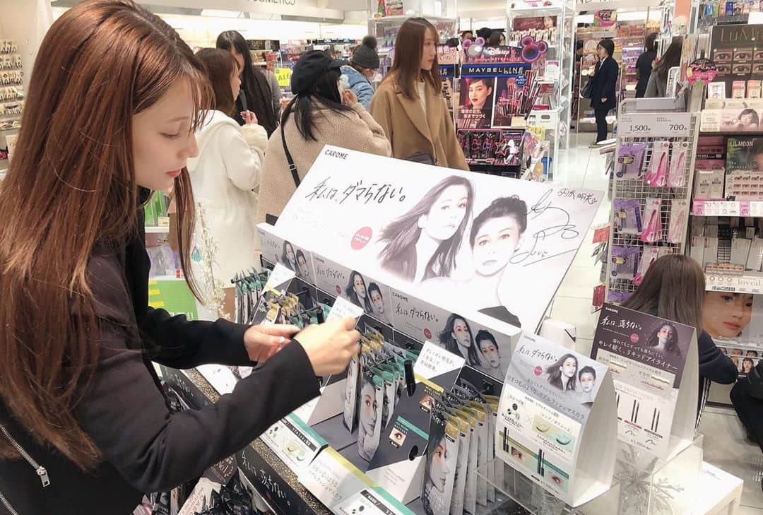 ダレノガレ明美さんのインスタグラム写真 - (ダレノガレ明美Instagram)「アインズ&トルペ新宿東口店 へ行ってきました✨ CAROME.のアイライナーとマスカラを沢山置いてくださっていて本当に嬉しかったです😭 面面にはアイライナー 裏面にはマスカラです！ どちらにもサインして 一つ一つ商品を並べました✨ ただプロデュースするのではなく、私はしっかり店舗に行ってお店の方達と直接お話をして、売り場の確認、商品の確認をしています✨ 直接お話を聞くといろんな声がきけるので本当にためになります！ 次の商品開発のアイデアなどもそこで浮かんだ理します。 一気に発売はしません！ 時間をかけて、完璧な商品ができ次第少しずつ発売していくのでお楽しみに✨ 新宿へ行った際は是非 アインズ&トルペ新宿東口店 さんへ行ってみてね✨」12月24日 13時03分 - darenogare.akemi