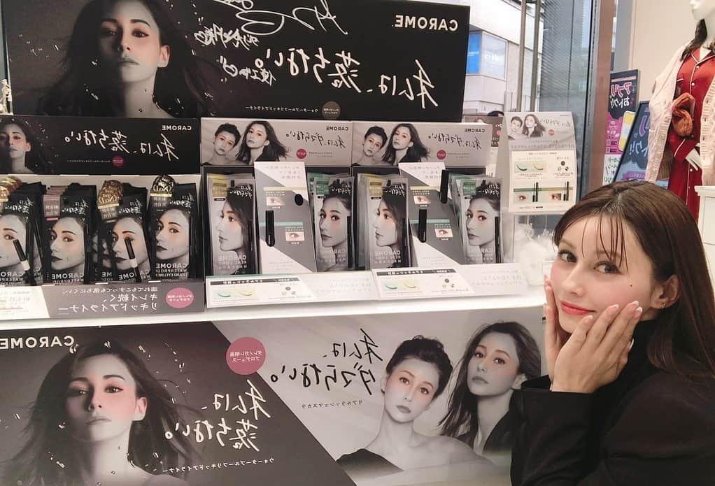 ダレノガレ明美さんのインスタグラム写真 - (ダレノガレ明美Instagram)「アインズ&トルペ新宿東口店 へ行ってきました✨ CAROME.のアイライナーとマスカラを沢山置いてくださっていて本当に嬉しかったです😭 面面にはアイライナー 裏面にはマスカラです！ どちらにもサインして 一つ一つ商品を並べました✨ ただプロデュースするのではなく、私はしっかり店舗に行ってお店の方達と直接お話をして、売り場の確認、商品の確認をしています✨ 直接お話を聞くといろんな声がきけるので本当にためになります！ 次の商品開発のアイデアなどもそこで浮かんだ理します。 一気に発売はしません！ 時間をかけて、完璧な商品ができ次第少しずつ発売していくのでお楽しみに✨ 新宿へ行った際は是非 アインズ&トルペ新宿東口店 さんへ行ってみてね✨」12月24日 13時03分 - darenogare.akemi