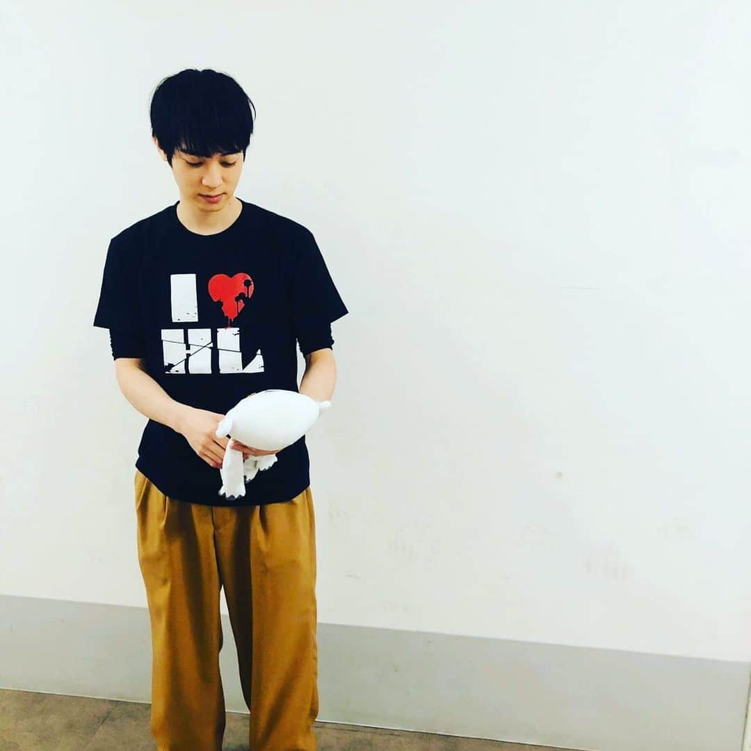 百瀬朔のインスタグラム：「見つめ合う。 #画角が　 #Ｔシャツ　 #可愛いよね　 #血界戦線」