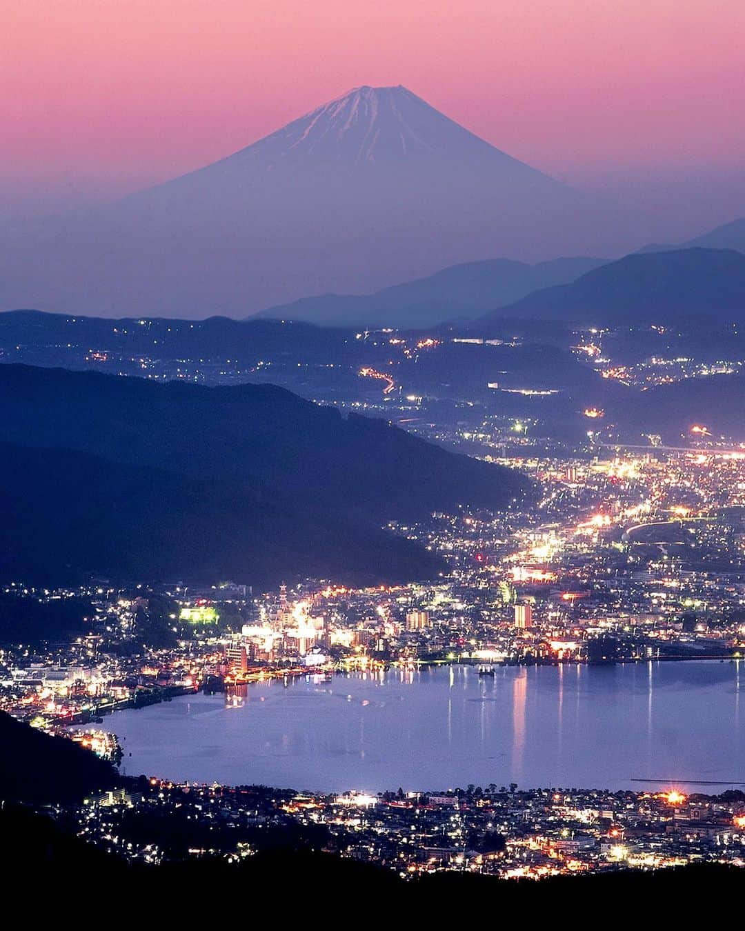 masayaさんのインスタグラム写真 - (masayaInstagram)「Looking back over the past year  breaking Dawn 諏訪湖 Lake Suwa #MtFuji Nagano Prefecture May 2019 夜明けの高ボッチ3度目にして初めて富士山を撮ることができた。しかし諏訪に雲海は出ず、再びここへ行く目的ができた。」12月24日 13時19分 - moonlightice