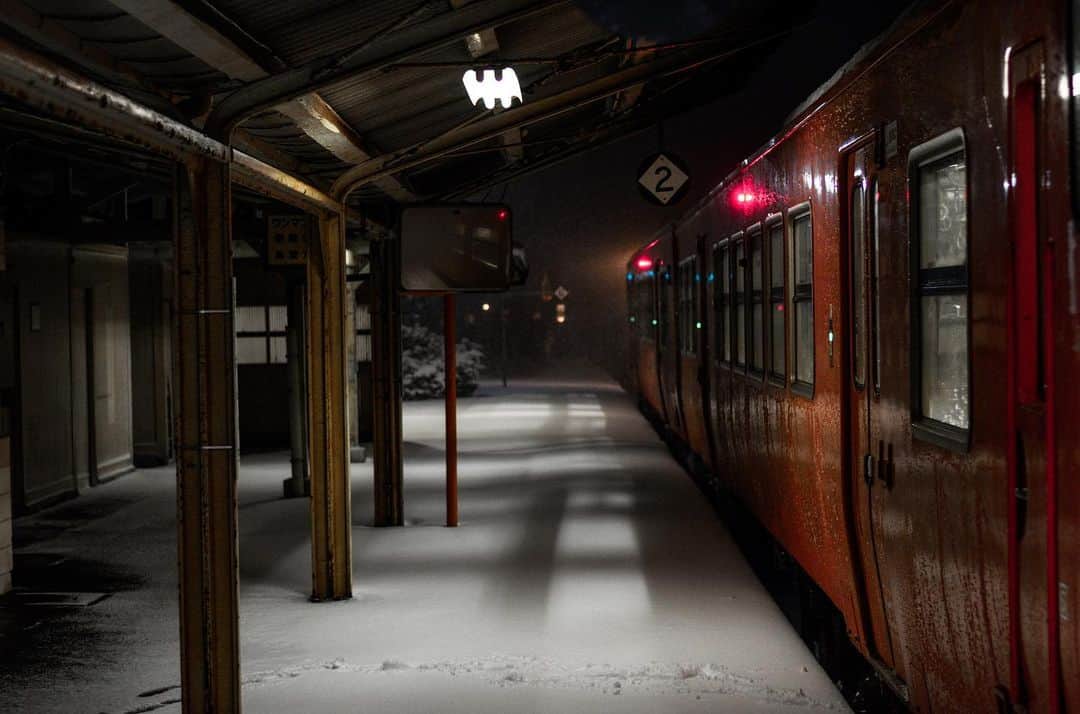 大越光貴さんのインスタグラム写真 - (大越光貴Instagram)「Merry Christmas Eve!! 雪が降るクリスマスは昔は当たり前だったけど最近は中々。  特に今年は雪が異常に少なく、リゾート地が大変、大好きな鳥取県大山町もまだ芝生がこんにちは。  みんなで雪乞いしましょう☃️‼️ *  #SNOW #WINTER #train #station #tottori #daisen #japan #nikon #nature #landscape #クリスマスイブ #ホワイトクリスマス #大山町 #鳥取県 #雪乞い #地球温暖化 #恐ろしや #絶景 #駅 #風景写真 #写真家 #写真家さんと繋がりたい #絶景delic」12月24日 13時21分 - koukoshi