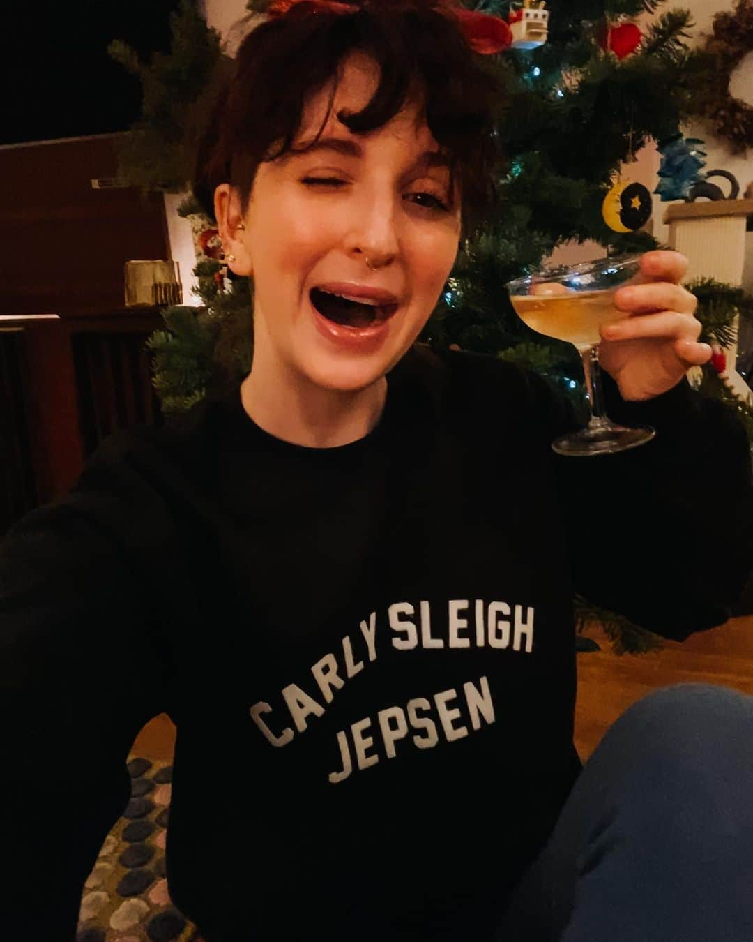 カーリー・レイ・ジェプセンさんのインスタグラム写真 - (カーリー・レイ・ジェプセンInstagram)「My adorable friend @asiapersuasia sporting our Xmas merch like a champ! 🥂」12月24日 13時27分 - carlyraejepsen