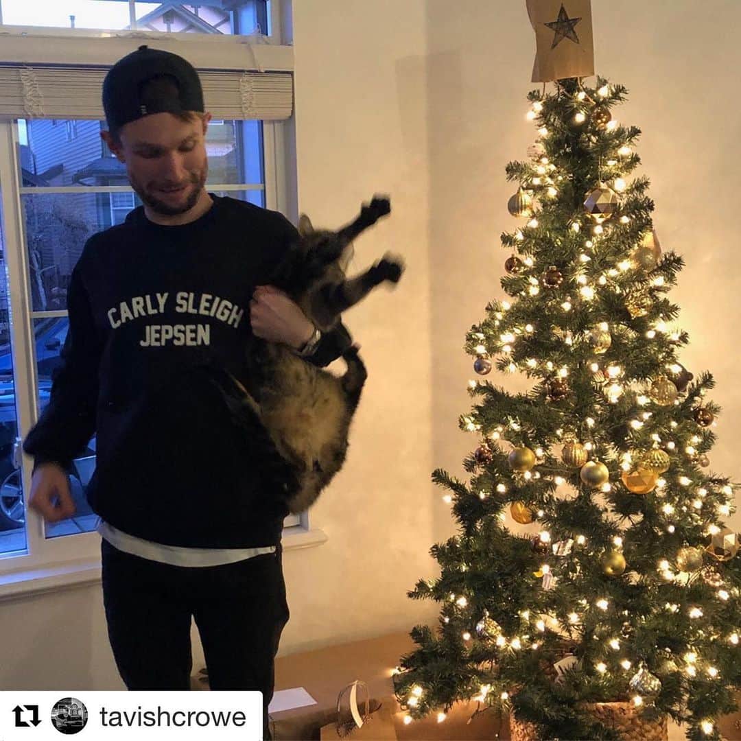 カーリー・レイ・ジェプセンさんのインスタグラム写真 - (カーリー・レイ・ジェプセンInstagram)「@tavishcrowe being cute too in our merch. Hold on to your cats- it’s Christmas!」12月24日 13時29分 - carlyraejepsen