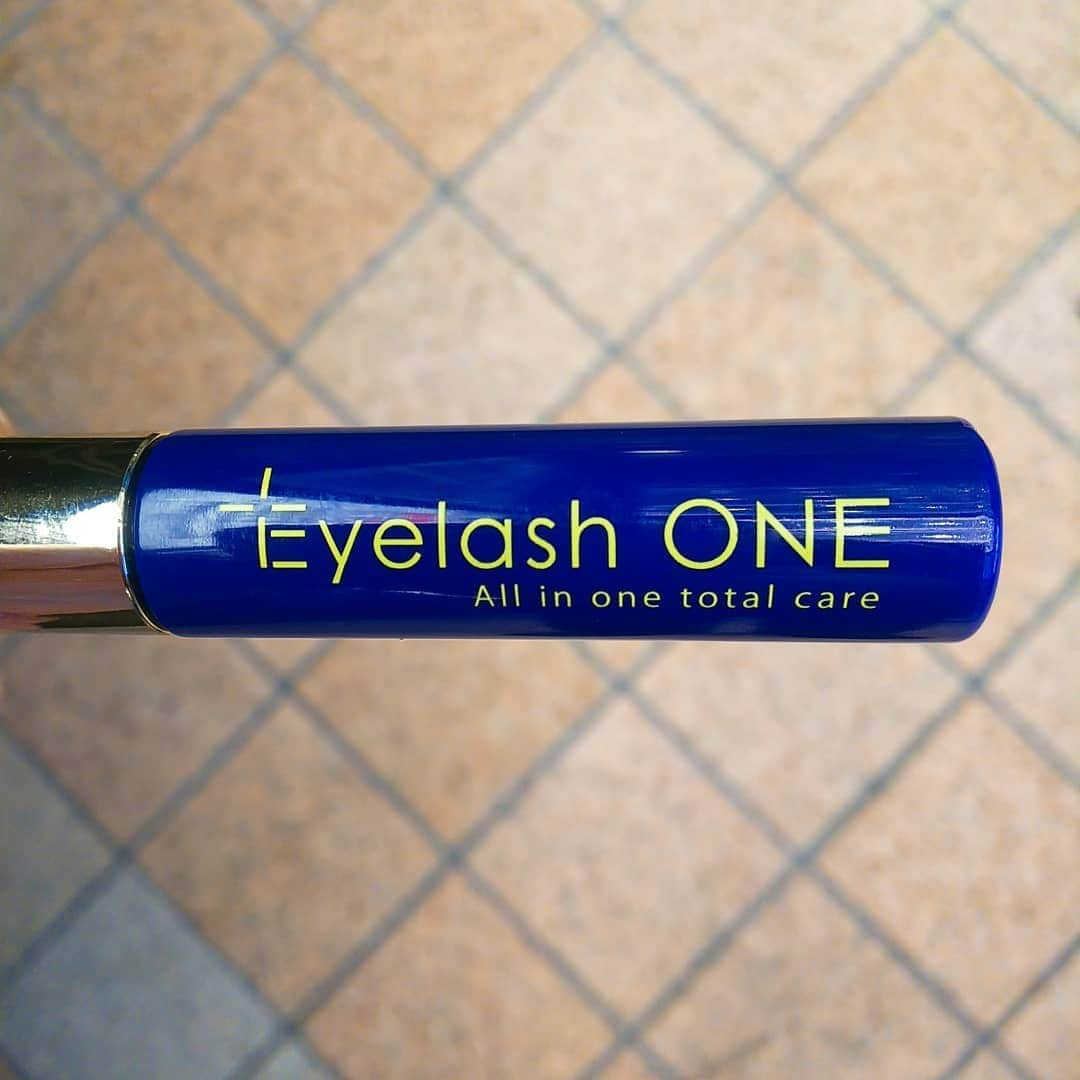 EyelashONEさんのインスタグラム写真 - (EyelashONEInstagram)「【下まつげくっきり】 . 愛用者様の声を 紹介させていただきます。 . クリスマスお泊まり女子会があるので すっぴんでもまつげぱっちりでいたいので 使い始めました。 . 使用して１ヶ月。 . 上は長く、 見えないくらい短かった 下まつげもくっきり。 . うれしい！ . 女子会でアイラッシュワン、 みんなにおすすめします。 . @eyelash_one_official #アイラッシュワン#アイラッシュ#まつ育美容液#まつ毛美容液#まつげ美容液#つけまつ毛#つけまつげ#まつ育#まつ育中#まつエク#マツエク#マツエクサロン#まつエク卒業#まつ毛#まつげ#まつ毛育毛剤#まつげエクステ#まつ毛カール#まつげパーマ#まつ毛パーマ#まぶた#目元#目元エステ#目元ケア#目元メイク#チップタイプ#美容液#まつ毛美容液すごい#まつげ美容液おすすめ#まつげ美人」12月24日 13時41分 - eyelash_one_official