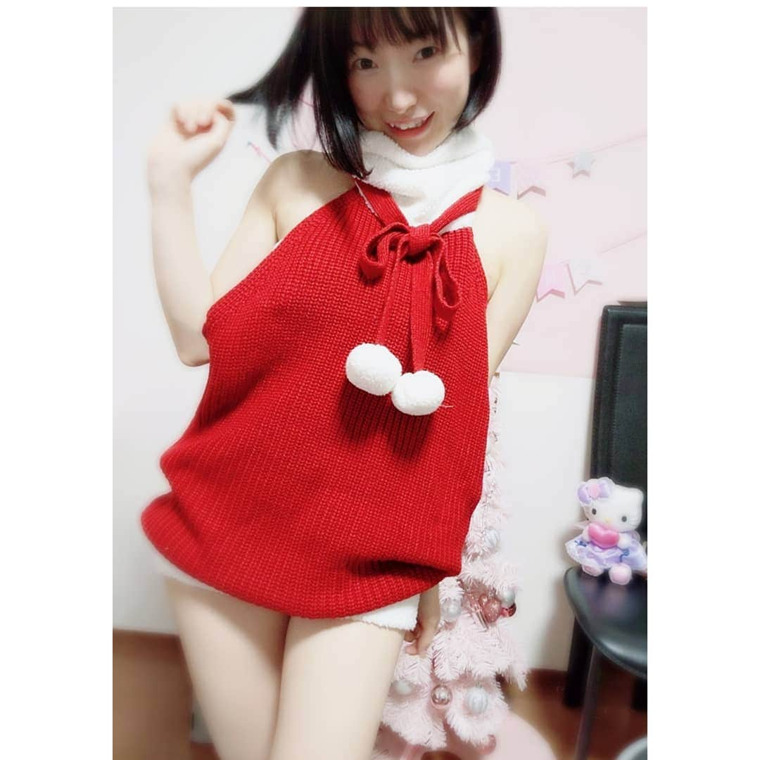 宮崎寿々佳さんのインスタグラム写真 - (宮崎寿々佳Instagram)「メリークリスマス🎄✨とても短いスカートのサンタだよ🎅🎵いい子にしてるかな？💓💓 そしてもうすぐ年末ですが、そろそろ○○納めが出てきそうですね🥺  毎日が○○納めだと思いますが、  私は今年は12/31まで毎日！配信しますよ〜❣️❣️❣️笑  配信とコーヒーと甘いものとミニスカは納められません😭 . . . #メリークリスマス #サンタコス #サンタコスプレ #サンタ #ミニスカワンピ #ミニスカサンタ #ミニスカ #生脚 #脚出し #bigolive #bigoliver #mixchannel #ミクチャ #ライバー #配信ライバー #年末年始営業 #童貞を殺すニット #童貞を殺す服 #童貞を殺すサンタ」12月24日 13時33分 - suzuka0905