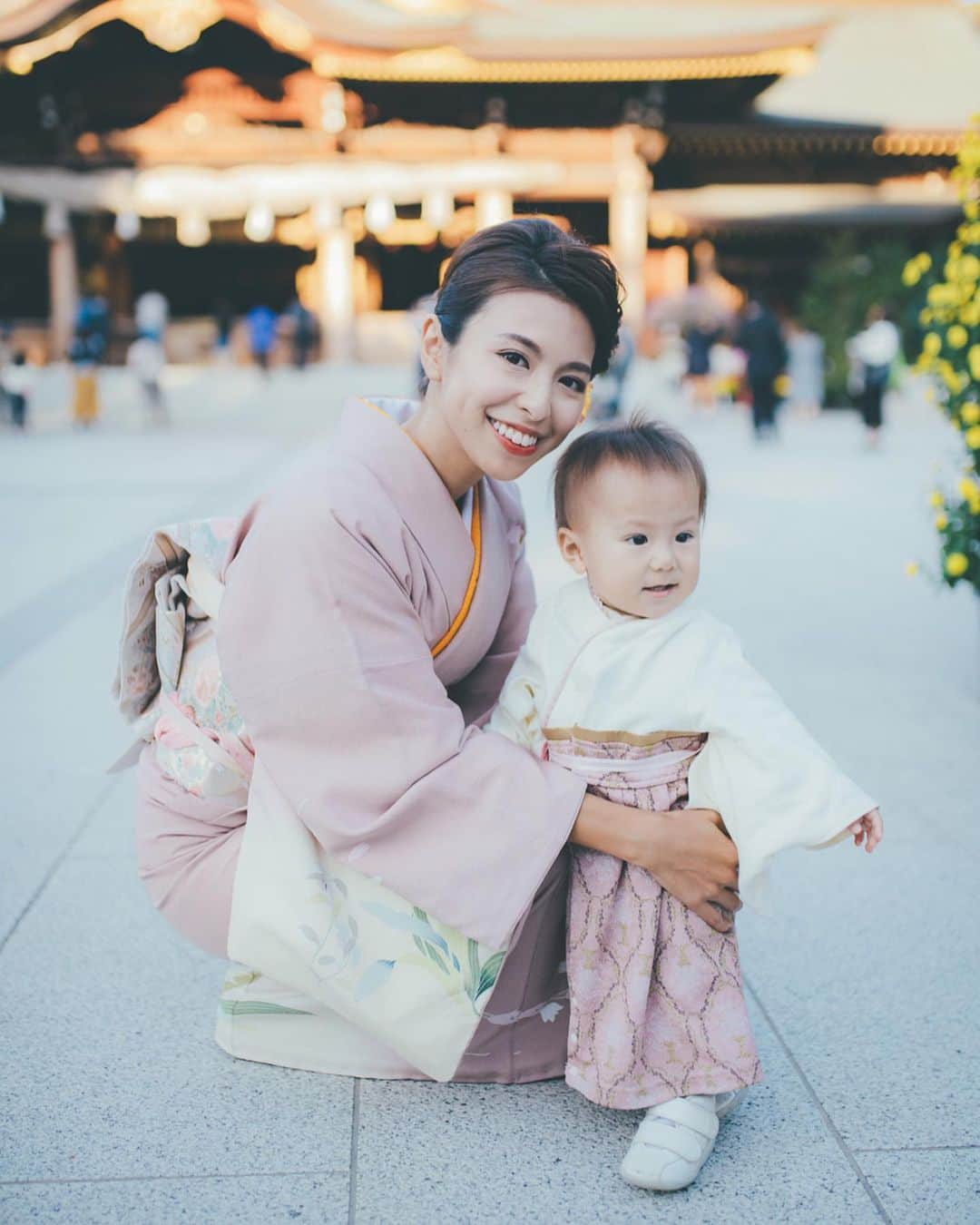 高橋菜摘のインスタグラム：「. 年賀状📮出す時に思い出した😂 七五三に戻りますがっっ 髪型や着付けは自分でやりましたか？ という質問が沢山きてたのでっ🍒 . 参拝でお邪魔した寒川神社 @samukawa_jinja_official の すぐ側にあるヘアサロン @cutindh4 さんにお願いしました♡ 神社のすぐ近くだから 特に子供はギリギリまで 着崩れしなくて済むから安心。 ママの着付け中は子供とパパは 目の前の総合公園で時間潰し！ メイクはセルフでした💄 . ヘアだけではなく 私と母の着付けも👘♡ ここはお友達が 家族で経営してるお店で ヘアも着付けも大満足に 仕上げをしてくれました🥰 . 私がふわふわ系のヘアにするだろうと 思ってたみたいなんだけど 超かっちり系をオーダーして びっくりしてました😌笑 七五三は子供が主役。 なので可愛いく、ではなく 母らしく花を添えたいのでした。 私の母も数年ぶりに着物を着てくれて 嬉しかったなぁ。 スーツでいいでしょ、と ギリギリまで思ってた自分に反省。 着物って節目には着なきゃダメだ！ なんて気にさせられました。 これならお宮参りも着れば良かった♪ 悩んでる人が居たら 絶対着ることをお勧めします👘♡ 母で居る自分を少し誇りに思えた日。 息子くん、ありがとう。 とはいえ娘ちゃんのあと2回か…😂 頑張ろう。😹」
