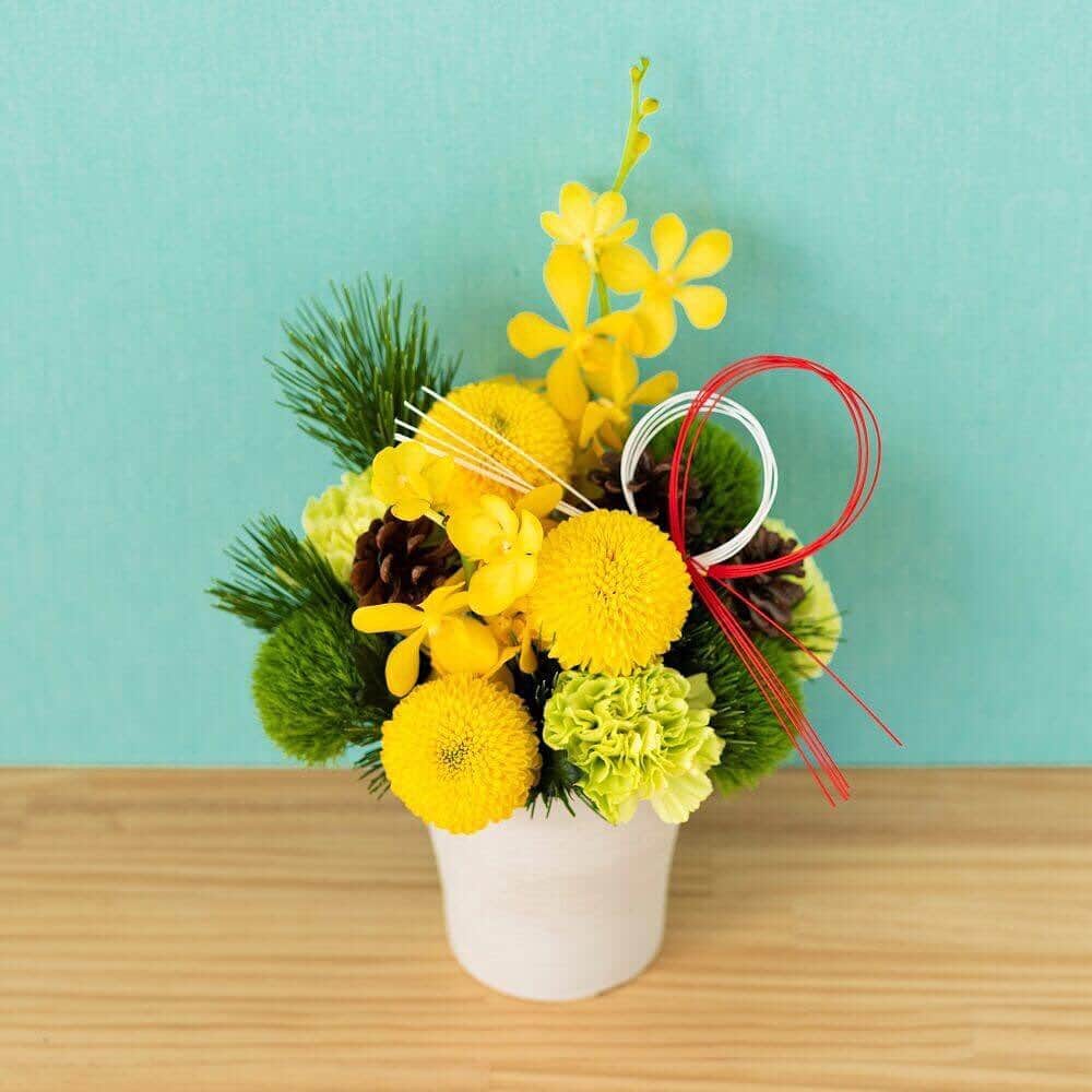 プシュケ[PSYCHE&]・花キューピットのインスタグラム：「. 令和最初のお正月を祝おう 新年が「笑顔になれる年」になるよう願いを込めて。 縁起が良い「松」や「菊」をあしらいました。 明るいフレッシュなイエローカラーが華やかに、晴れやかに、新年を彩ります。 . New year_0293（フラワーアレンジメント） ¥6,071  ｰｰｰｰｰｰｰｰｰｰｰｰｰｰｰｰｰｰｰｰｰｰｰｰｰｰｰｰｰｰｰｰｰｰｰｰｰｰｰｰｰｰｰｰｰｰｰｰｰｰｰ #プシュケ #花キューピット #花 #💐 #ザ花部  #お正月 #正月 #🎍 #年末年始 #令和2年 #お祝い #winter #花に心を込めて #暮らしに花を #花のある暮らし #丁寧な暮らし #フラワーデザイン #インテリアフラワー #フラワーギフト #プシュケ_sunny」