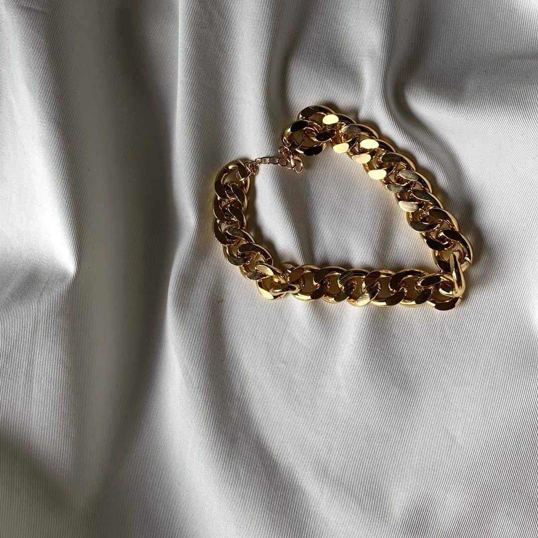 DRESS TAYLORのインスタグラム：「Gold chain choker 🔗 #dresstaylor」