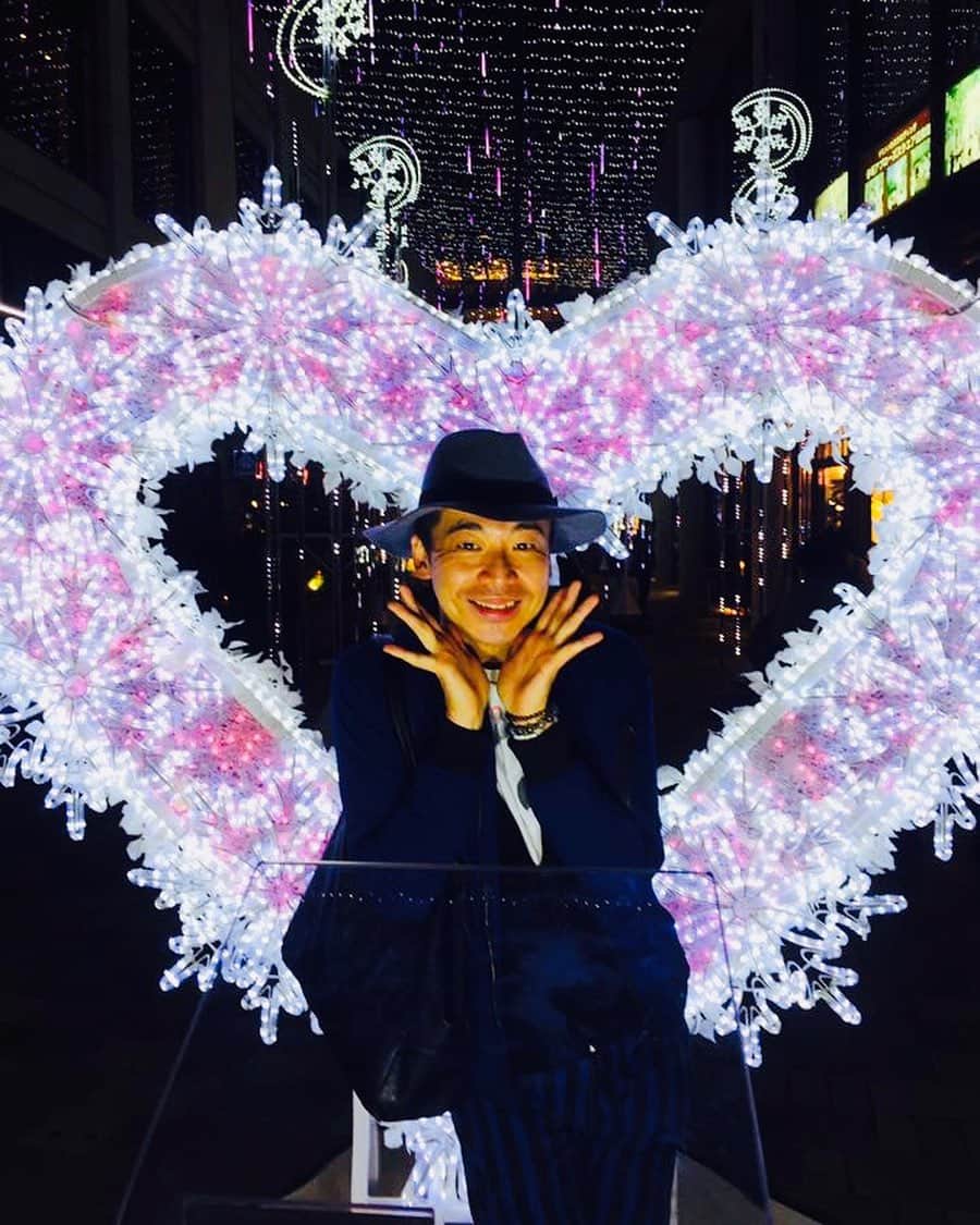 美川憲二さんのインスタグラム写真 - (美川憲二Instagram)「ハートのイルミネーションでメリークリスマス‼️🎅🎄💖💖✨✨✨✨✨✨✨😊✌️ みなさーん‼️ 素敵なクリスマスイブ🎅🤶🎄をお過ごし下され〜💕💕💕💕💕💕 #メリークリスマス  #ハートのイルミネーションのところで  #赤坂サカス  #素敵なクリスマスイブをお過ごしください  #美川憲二 #ものまね」12月24日 13時43分 - mikawakenji