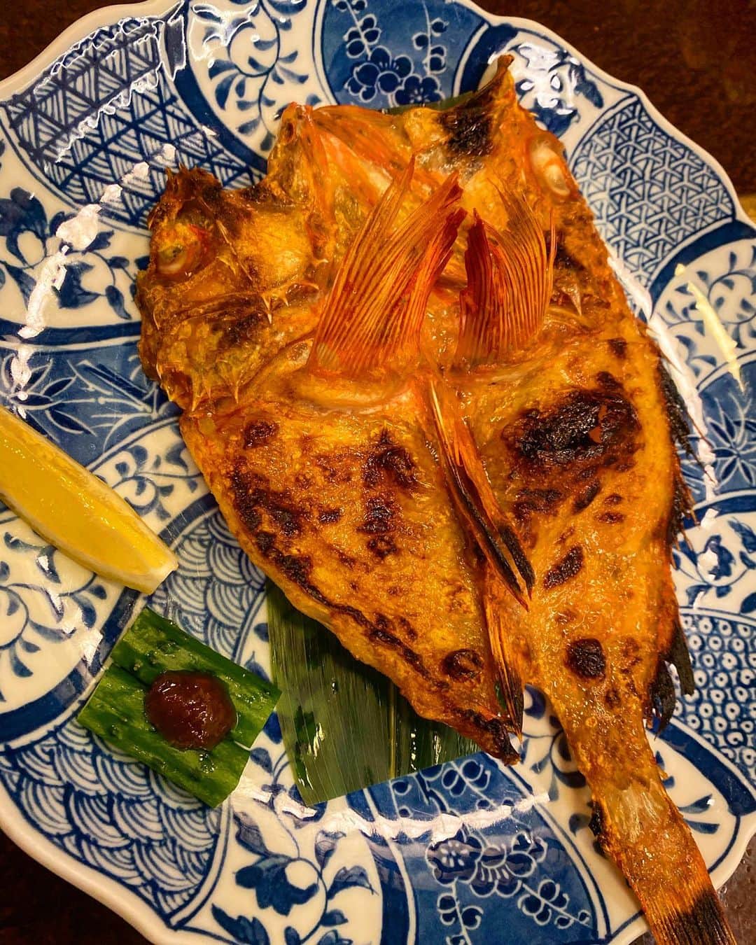 青木泰寛のインスタグラム：「勝手にやります  今年のアレなんだったの？大賞発表です。  おめでとうございます 大森駅付近の中華料理屋さん店員のあなたです！  受賞理由は 僕がウーロンハイ頼んだんです  そして、飲んでたら 店員さんがきて 『すいません、お酒入れるの忘れました』って言うわけ  でもね お酒入ってるから 『大丈夫です』  と伝えたら いやいれてないです  っておれないわけ  結局、グラスをほぼほぼ強引に奪って ウーロンハイ作り直しで 戻ってきたら  ただただ くそ濃いウーロンハイになってたの  そりゃそうだよね お酒入ってるのに足してるんだもん  アレなんだったの？  おめでとうございます！  またご飯食べに行きます。  #深夜のコンビニの店員さんなかなか出てこないけど裏でなにしてるの」