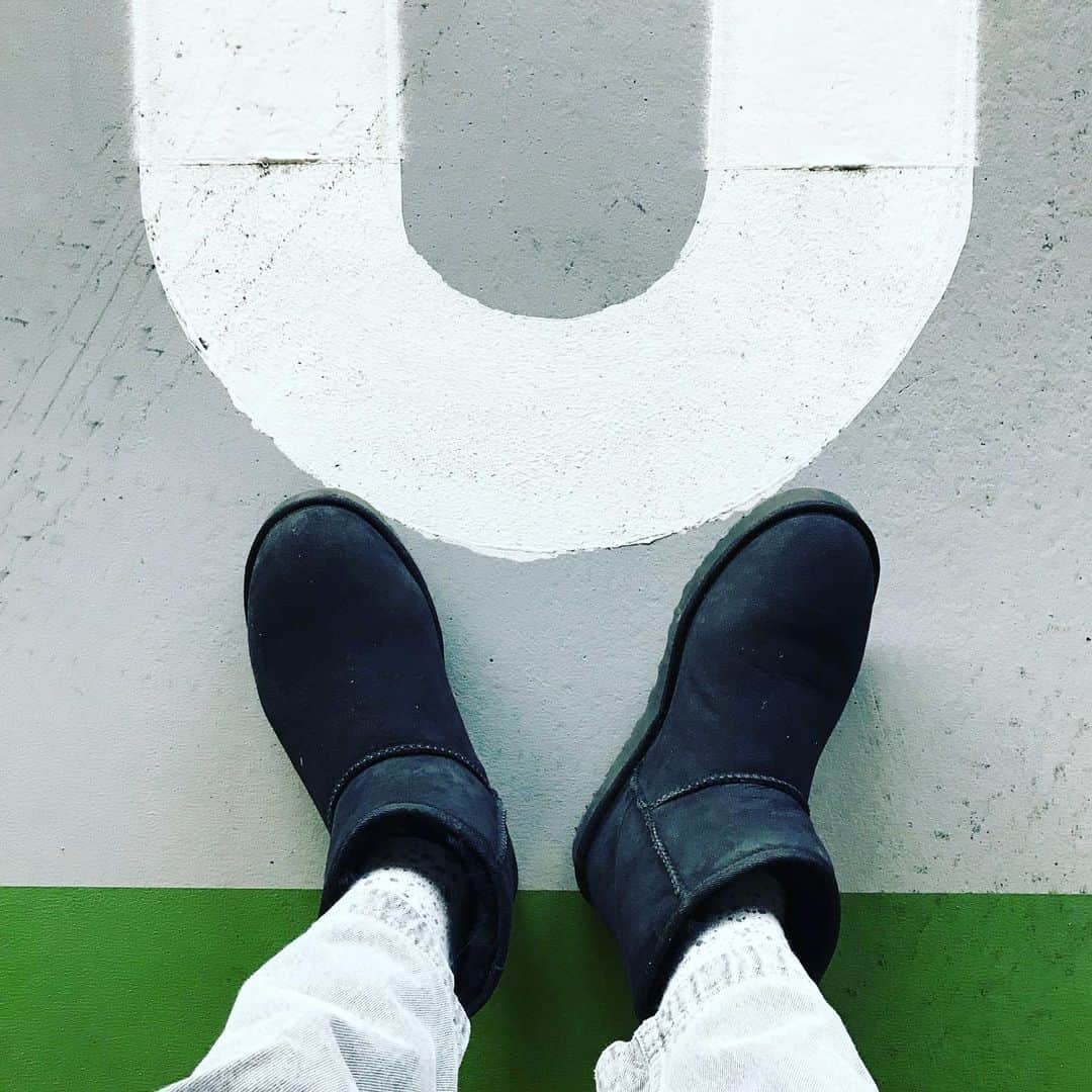 宇野薫のインスタグラム：「UNO☆KICKS  今年の冬もUGGは手はなせないならぬ、足ばなせないです…。 #unokicks #UGG #uggjapan #uggshoes #uggboots #stancesocks #caoluno #levis505 #宇野薫 #リーバイス」