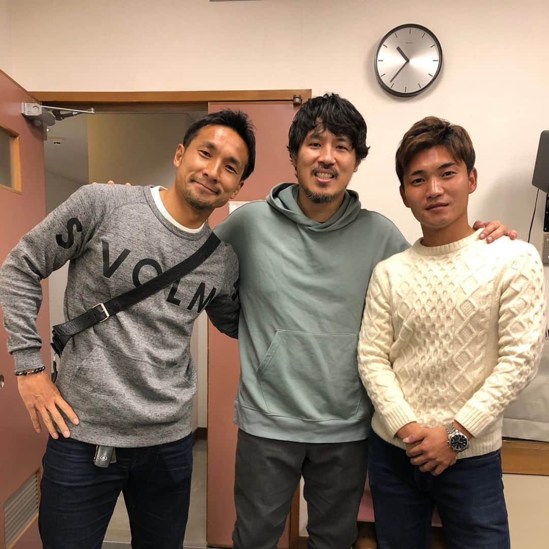 太田康介さんのインスタグラム写真 - (太田康介Instagram)「昨日は前からスキマスイッチのしんたさんにちょこちょこお世話になっていて愛媛に来ると言うことでライブに招待していただきました。  最高に楽しかったです！！ ・ ・ 前の日に愛媛に入ったみたいで少し時間があるとの事でぜひ今治散策を！  と言っても夢スタ、白楽天(焼き豚卵飯)、タオル美術館ぐらいしか回れなかったんだけど！笑  それでも満喫していただいたようで！！ よし、次は青森来てもらおう🍎⛄️👌 しんたさんありがとうございました😊  #スキマスイッチ #なぜかライブには #上村さんがいました」12月24日 13時51分 - kosukeota.7