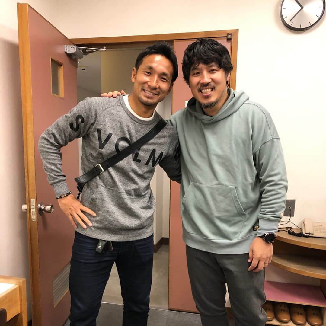 太田康介のインスタグラム：「昨日は前からスキマスイッチのしんたさんにちょこちょこお世話になっていて愛媛に来ると言うことでライブに招待していただきました。  最高に楽しかったです！！ ・ ・ 前の日に愛媛に入ったみたいで少し時間があるとの事でぜひ今治散策を！  と言っても夢スタ、白楽天(焼き豚卵飯)、タオル美術館ぐらいしか回れなかったんだけど！笑  それでも満喫していただいたようで！！ よし、次は青森来てもらおう🍎⛄️👌 しんたさんありがとうございました😊  #スキマスイッチ #なぜかライブには #上村さんがいました」