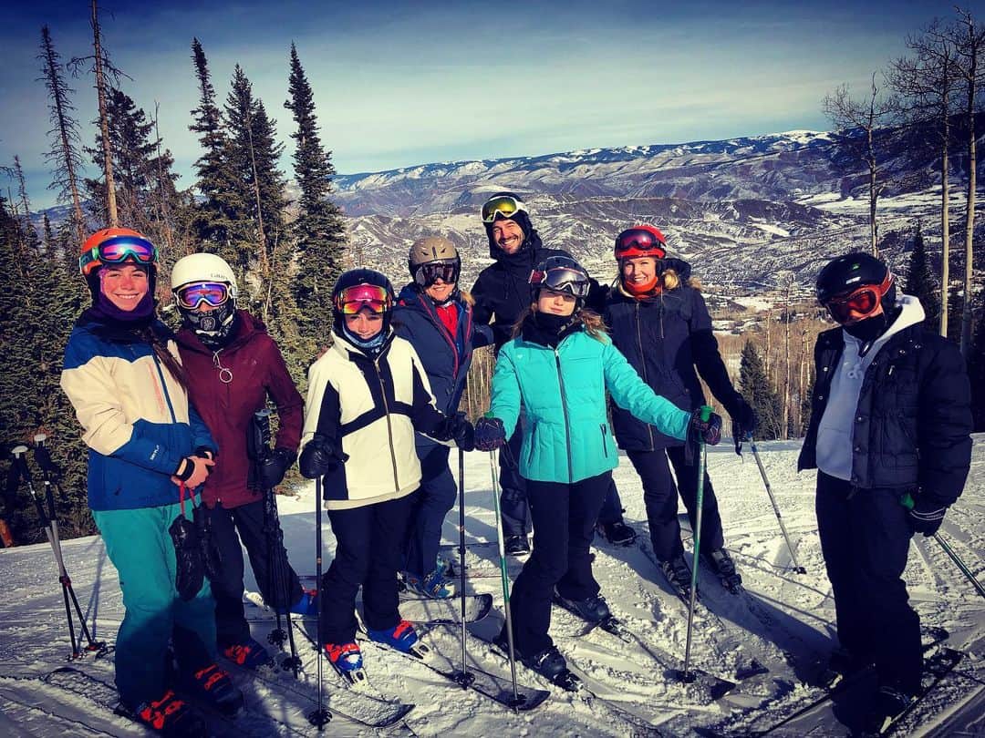 ジェニー・ガースさんのインスタグラム写真 - (ジェニー・ガースInstagram)「This group of ladies (plus @dirvla 🤣) conquered  @aspensnowmass  mountain!⛷🏂🌲❄️ Literally... blood sweat and tears 🤦🏼‍♀️ - #ski #family #colorado #cousins #snow #grateful #holidayseason」12月24日 13時51分 - jenniegarth