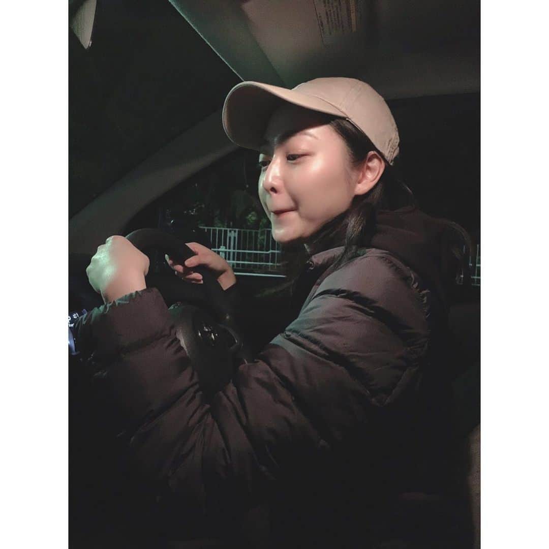 松浦雅さんのインスタグラム写真 - (松浦雅Instagram)「停車中に変な顔してたら。📸 . 今日は24日か！メリークリスマスイブ🎄 サンタさんくるといいねぇ . #真夜中ドライブ #ウルトラライトダウン #🎅」12月24日 13時52分 - m.miyabi614
