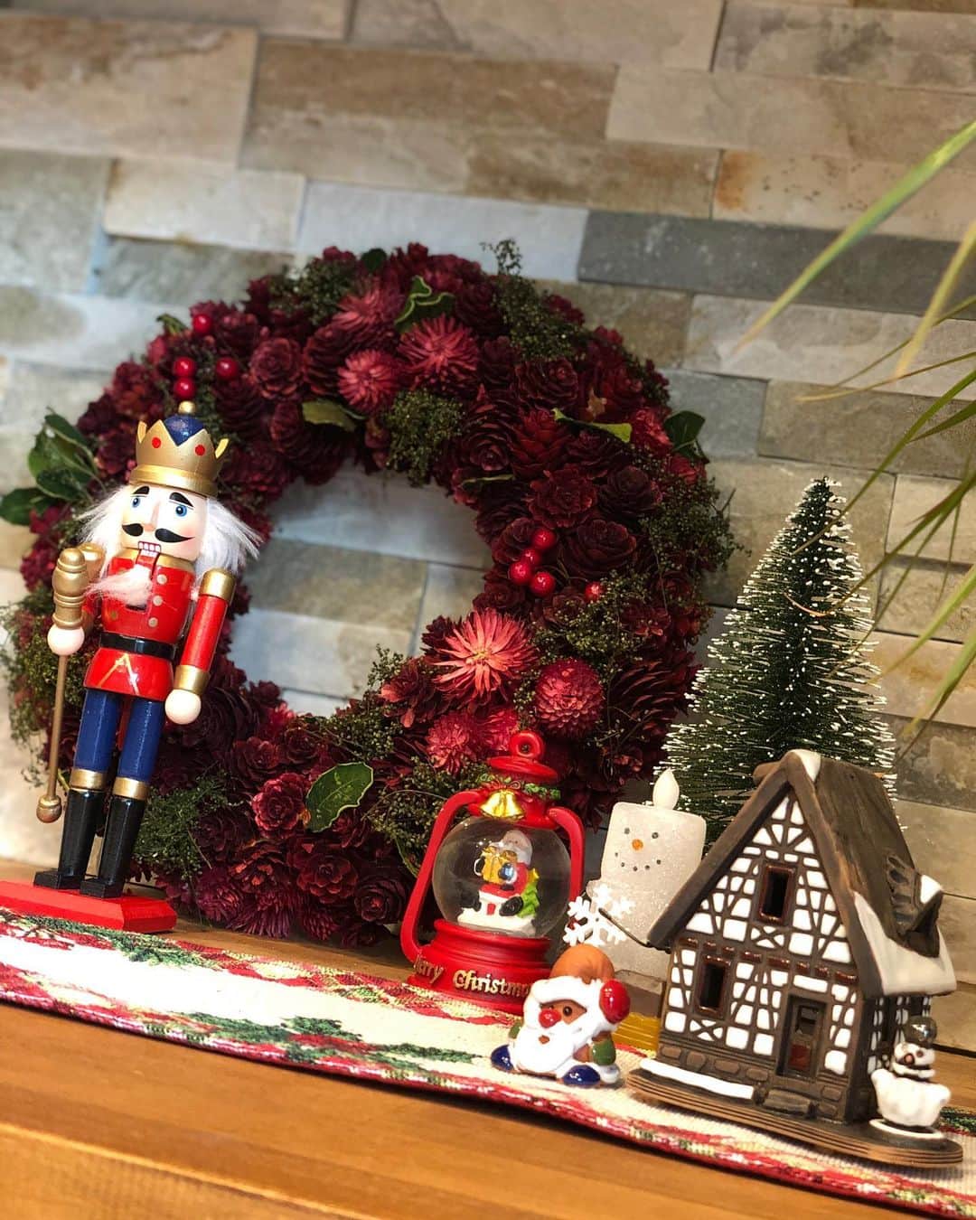 大西宏明のインスタグラム：「我が家のクリスマススポット🎄☃️🎅 🤩🤩🤩 #クリスマスイブ #我が家 の #クリスマススポット #サンタクロース #雪だるま #クリスマスツリー #毎年 #少しずつ #増えてる #メリークリスマス #良い日 を🖐 #smile #ほなっ！！」