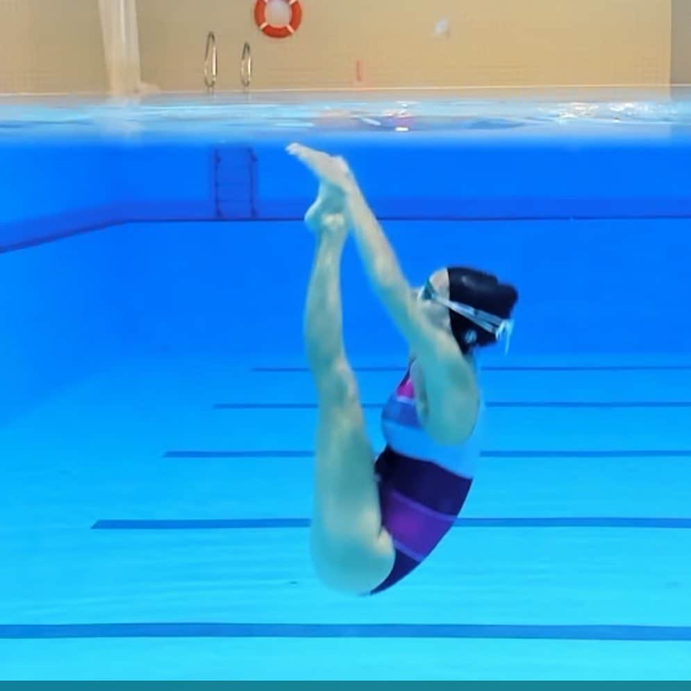 アンドレア・フエンテスのインスタグラム：「“Why do we need to BE (and not look) athletic” #mondaymotivation Today we will talk about a topic that a lot of swimmers struggle with: maintain a fit and lean body during the vacation period.  @ermakova.anastasia83 did a great post about HOW to do it and how to enjoy vacation without worry that much about food income. I will talk about the REASONS WHY we need/want to have an athletic body:  1.- the most important reason is about having a HEALTHY BODY. Why? I always compare to a car: if you want to take care of the engine you fill good quality gas, change the oil often and put liquid in the refrigerator system. Why? Because the car will last longer, will work better and will cost you less money to arrange if it breaks. Compre now to the body If you want to last longer (live more time), work better (be stronger, faster and resistant) and not break the motor (injuries or sickness). With the body is even more, you can have the best car made from the best metal and made in the best factory, it won’t change the chasis depending on the gas you fill in, it will just break faster. With the body is different because all your body (and brain) is actually MADE of what you eat, the better quality of your food: the better quality of your cells including neurons and hormones (better and more positive mindset are some of the results) You want to give to yourself a good care to have a BETTER LIFE QUALITY.  2.- This is about mind: you will actually FEEL BETTER training. I remember when sometimes my body was heavy to move: my sensations in the water were a nightmare! You feel more tired and your confidence drops because you feel weaker. There is nothing more rewarding than feel light and on fire when you train! And why do we also need to be lighter? Because in sports the fastest and stronger wins. So imagine yourself at the pool with a belt of weights, harder?Now imagine you take them out? You feel better? Yes. And suddenly you have more points because you are higher, faster and sharper. It’s not about being more skinny or body image it’s about being fit to achieve your goals. This doesn’t mean to eat less, means to eat better and wiser. Want more info? Comment below!」