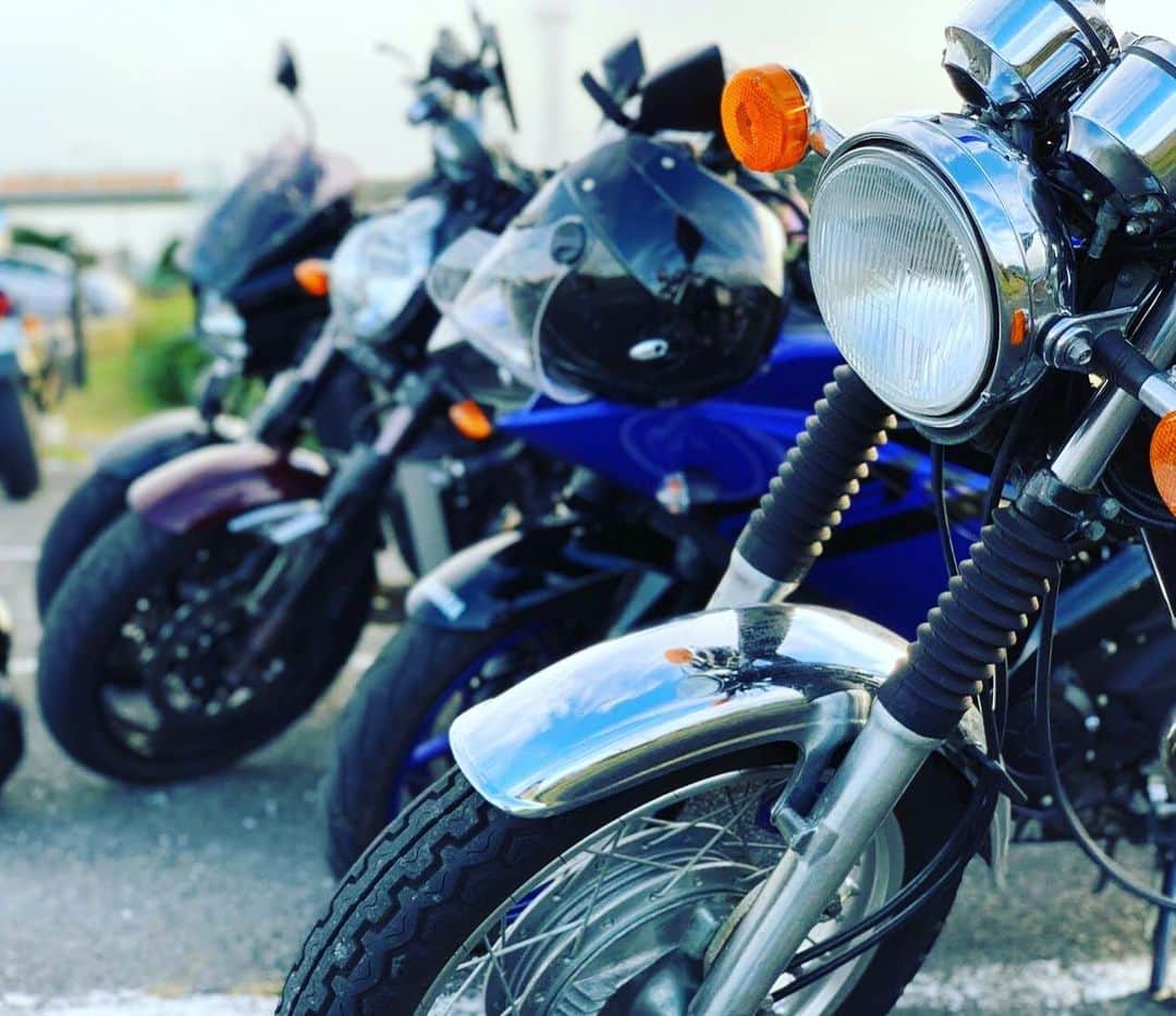 なっちゃんさんのインスタグラム写真 - (なっちゃんInstagram)「これ…会社のバイク部員たちと行った伊豆ツーリング…🥺 ． コースは沼津→西伊豆スカイライン→ホテル泊→赤沢日帰り温泉→城ヶ崎海岸→伊豆スカイライン通って解散❣️ ． いや〜置いてかれたり置いてったり（置き去りという意味ではない）したけどマイペースに走れて、目的地でお酒のんで翌日帰るというのが一番楽しい気がする( ⸝⸝⸝ᵒ̴̶̷ωᵒ̴̶̷⸝⸝⸝)💗同じ趣味で集まって時間を共有できることの尊さ…バイク部入って良かった☺️🌟赤沢温泉の絶景がまた素晴らしく、小雨に打たれたりもしたけど無事に楽しくツーリングを終えました❤️（動画にも上げてるので見てねん😊） ．  #SR400 #yamahasr400 #yamahar3 #mt09tracer #vmax1700 #cb400sf #kawasakidaeg #バイク #バイク女子 #sr女子 #モトブロガー #バイク好きな人と繋がりたい #バイクのある景色 #ツーリング #ロングツーリング #城ヶ崎海岸 #伊豆スカイライン #伊豆ツーリング #motorcycle #motorcycleart」12月24日 14時00分 - bored_motor