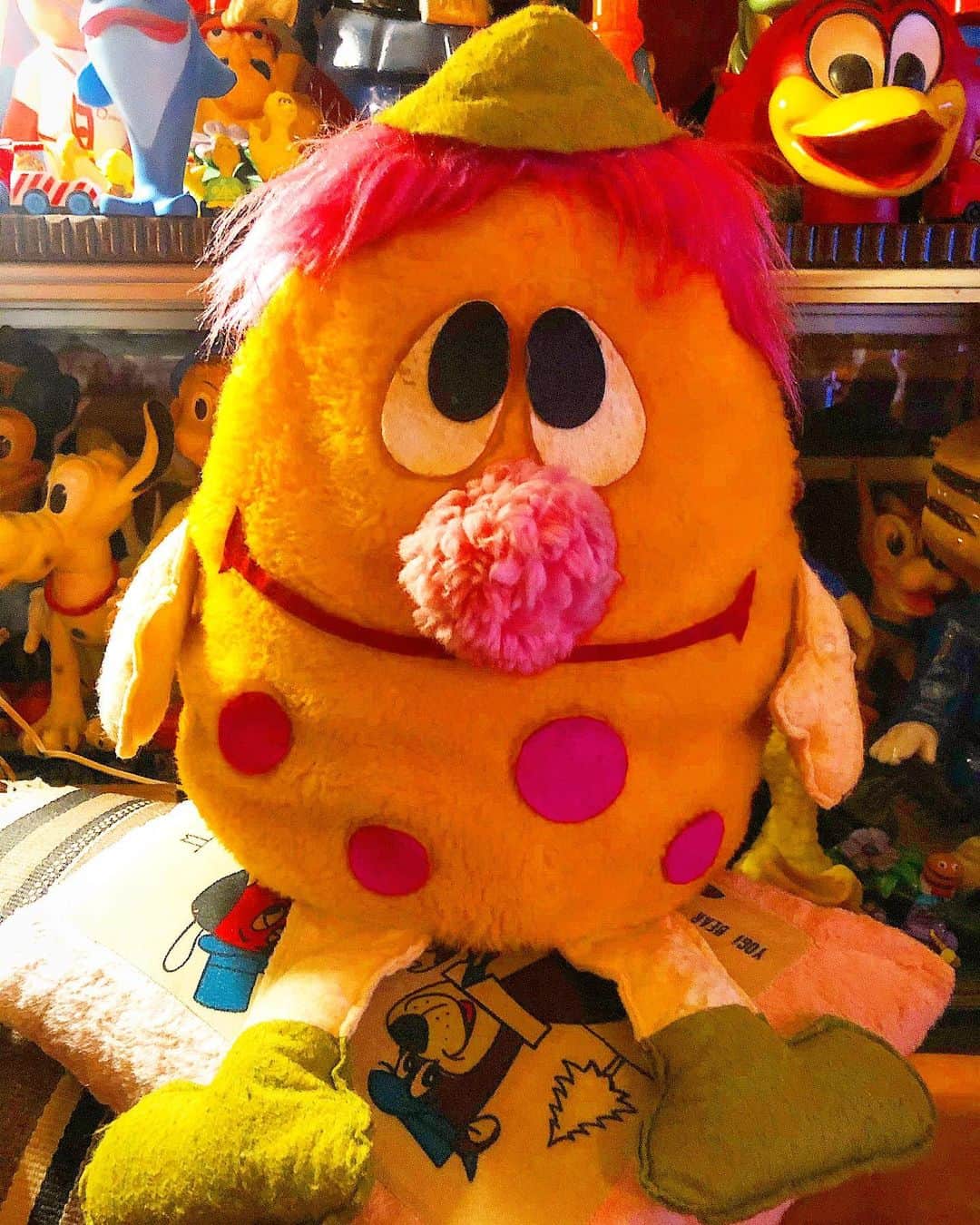 大川知英のインスタグラム：「70'sSix Flags Magic Mountain  Troll Plush Doll🇺🇸うぴー❗️ Happy Merry X'mas🌲ToyなるNightを🤡 #sixflags#magicmountain#troll#plushdoll #可愛い#後2つ欲しい#merryChristmas #toyなる夜を#amecajiboys#takatsubase #アメトイ部キャプテン」