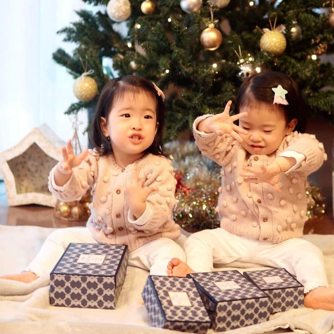 遠近由美子さんのインスタグラム写真 - (遠近由美子Instagram)「The second Christmas for twins ❤️ . . 1年前は10ヶ月。 お座りができるようになったくらい😌 . . 今年のクリスマスは 踊りながら、きらきら星を歌ってサンタさんを まっています😊🎄✨♪ . . A Very Merry Christmas to all🎄❤️ . . #１歳10ヶ月　 #greeting #twins #holidaylove  #twinstagram #twinsbaby」12月24日 14時01分 - yumiko_tochika