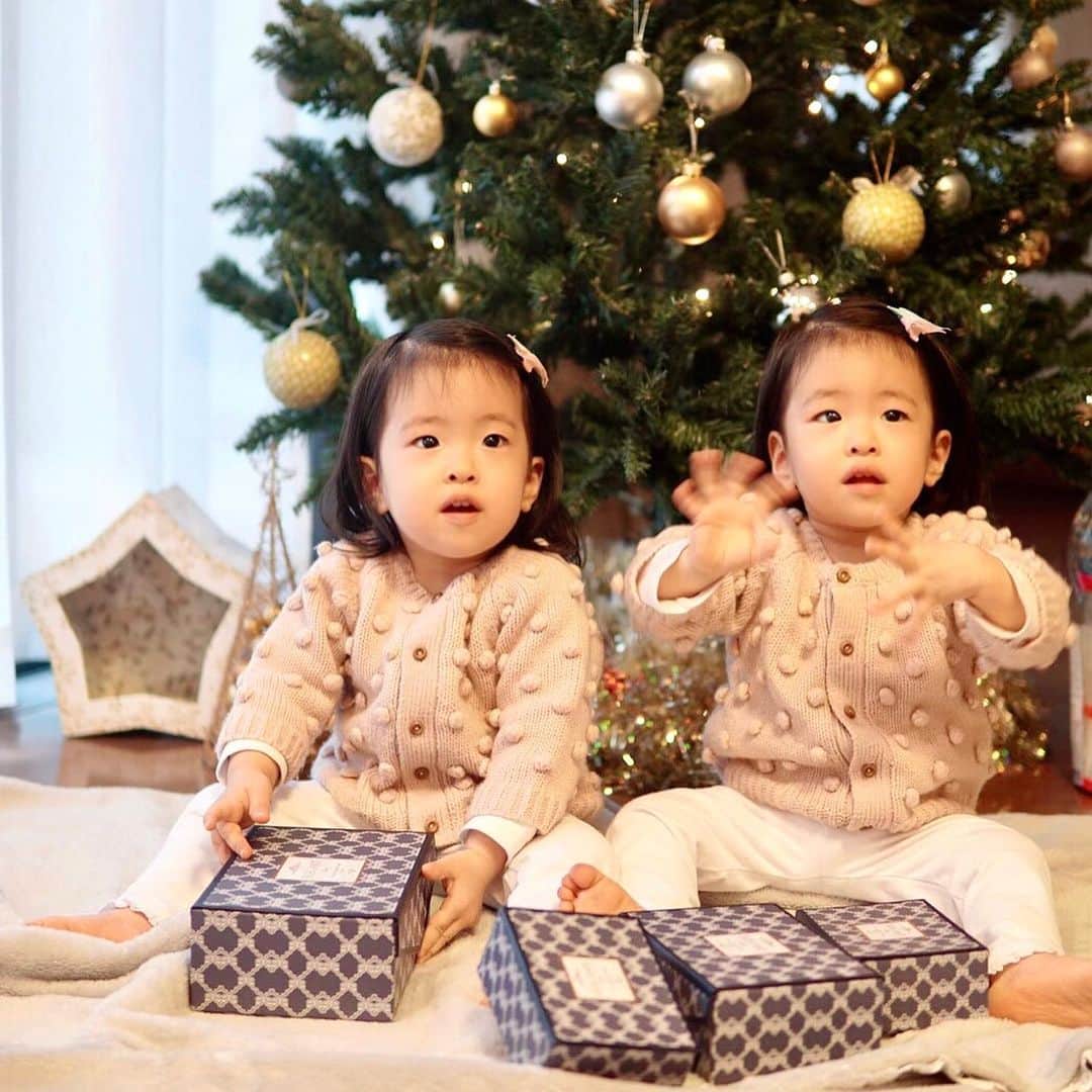 遠近由美子さんのインスタグラム写真 - (遠近由美子Instagram)「The second Christmas for twins ❤️ . . 1年前は10ヶ月。 お座りができるようになったくらい😌 . . 今年のクリスマスは 踊りながら、きらきら星を歌ってサンタさんを まっています😊🎄✨♪ . . A Very Merry Christmas to all🎄❤️ . . #１歳10ヶ月　 #greeting #twins #holidaylove  #twinstagram #twinsbaby」12月24日 14時01分 - yumiko_tochika
