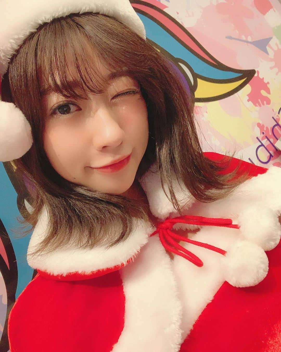 大貫彩香さんのインスタグラム写真 - (大貫彩香Instagram)「メリークリスマス🎄💕 . . 昨日はラジオ生放送📻⋆︎* #渋谷クロスFM 『MAGI's Town Now!!』 略して #マギタン  ご視聴ありがとうございました✨ . . ニュースや音楽情報をお届け致しました。 明日は何の日？ではクリスマスイヴそしてクリスマス休戦についてお話しました。戦時中に自然発生的に休戦になった事実。大切な方と今日という日を過ごせる方も、いつもと変わらない1日をお過ごしの方も、この当たり前の平和という幸せを感じられる日に、素敵な1日になったらいいなぁと思います。 . . . そして♪ ゲストはあゆみくりかまき さん！♡ LIVEを観てそれぞれの方法で絞り出す本音がとても好きで、一層ラジオでお話し頂くのがわくわくしてた😊🌸 まきちゃんを始め^ ^ くりかさん、あゆみさんにもお話が聞きたくて、ナイスキャラに盛り上がりました🤣💕3人のバランスのとれたパフォーマンスはトークでも健在でした✨‬ 楽しかった🤣😆🤣😆💖笑 . . 時間が全然足りない！！ 歌やDJやパフォーマンスだったり。 それぞれの持ち味で魅せてくれる。 彼女達の全てはLIVEに詰まっています！ . . 皆さん1/25は横浜ビブレにて 大切なお知らせもメンバーの皆さんの口から直接なされるという事で注目です✨ . . 寒い中、沢山の方々にご観覧にも来て頂きまして 好きな人たち、音楽にかこまれて幸せでした！ありがとうございました🙇🏻‍♀️🌸😆 . . 次回は1月27日22:00公開生放送です 明日がもっと楽しくなるラジオを目指しお届けいたします😊💝 2019/12/23」12月24日 14時08分 - sayaka_oonuki