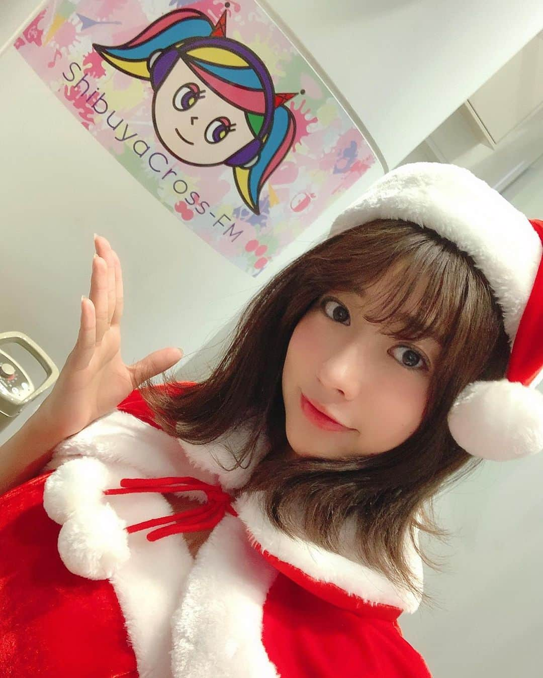 大貫彩香さんのインスタグラム写真 - (大貫彩香Instagram)「メリークリスマス🎄💕 . . 昨日はラジオ生放送📻⋆︎* #渋谷クロスFM 『MAGI's Town Now!!』 略して #マギタン  ご視聴ありがとうございました✨ . . ニュースや音楽情報をお届け致しました。 明日は何の日？ではクリスマスイヴそしてクリスマス休戦についてお話しました。戦時中に自然発生的に休戦になった事実。大切な方と今日という日を過ごせる方も、いつもと変わらない1日をお過ごしの方も、この当たり前の平和という幸せを感じられる日に、素敵な1日になったらいいなぁと思います。 . . . そして♪ ゲストはあゆみくりかまき さん！♡ LIVEを観てそれぞれの方法で絞り出す本音がとても好きで、一層ラジオでお話し頂くのがわくわくしてた😊🌸 まきちゃんを始め^ ^ くりかさん、あゆみさんにもお話が聞きたくて、ナイスキャラに盛り上がりました🤣💕3人のバランスのとれたパフォーマンスはトークでも健在でした✨‬ 楽しかった🤣😆🤣😆💖笑 . . 時間が全然足りない！！ 歌やDJやパフォーマンスだったり。 それぞれの持ち味で魅せてくれる。 彼女達の全てはLIVEに詰まっています！ . . 皆さん1/25は横浜ビブレにて 大切なお知らせもメンバーの皆さんの口から直接なされるという事で注目です✨ . . 寒い中、沢山の方々にご観覧にも来て頂きまして 好きな人たち、音楽にかこまれて幸せでした！ありがとうございました🙇🏻‍♀️🌸😆 . . 次回は1月27日22:00公開生放送です 明日がもっと楽しくなるラジオを目指しお届けいたします😊💝 2019/12/23」12月24日 14時08分 - sayaka_oonuki