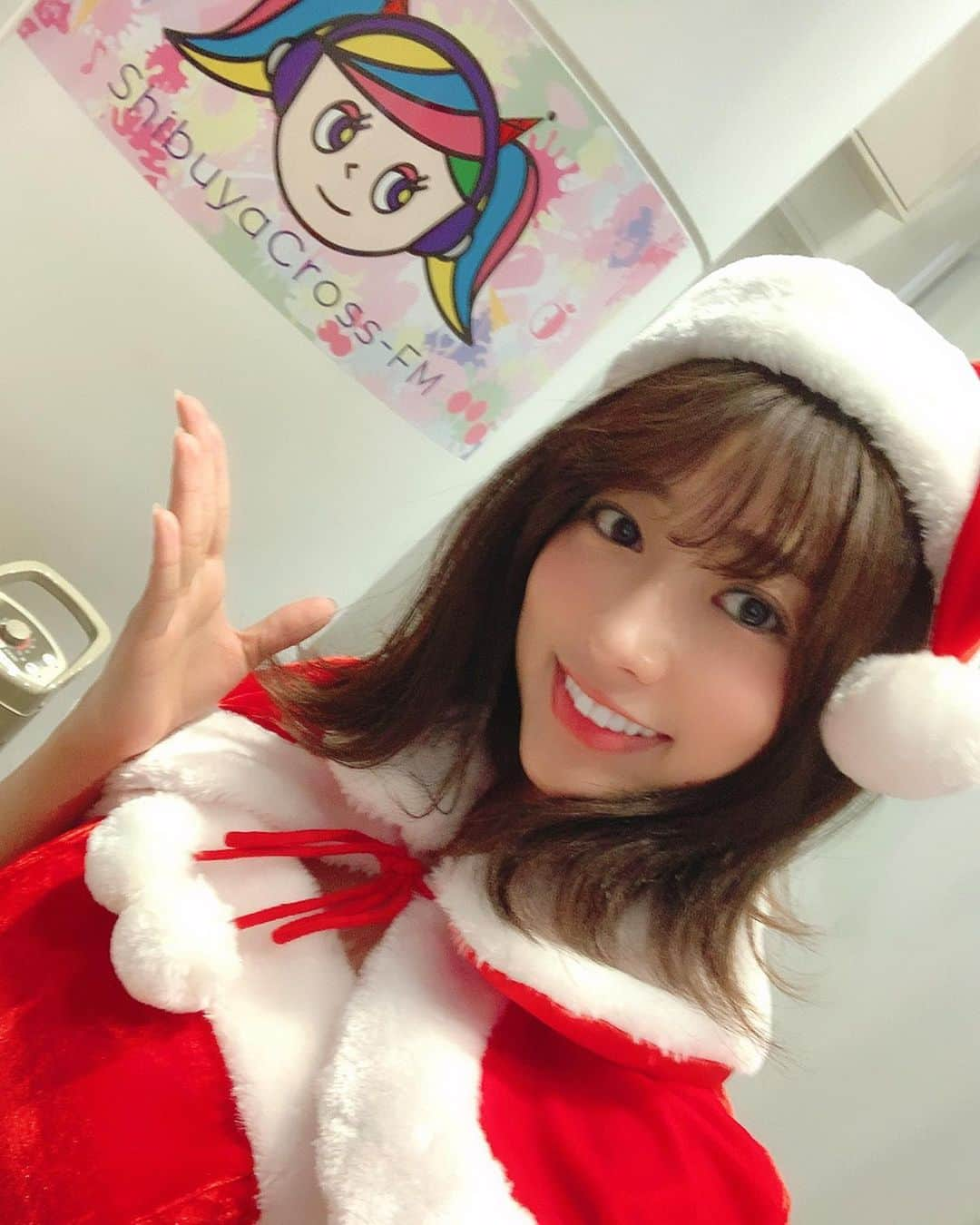 大貫彩香さんのインスタグラム写真 - (大貫彩香Instagram)「メリークリスマス🎄💕 . . 昨日はラジオ生放送📻⋆︎* #渋谷クロスFM 『MAGI's Town Now!!』 略して #マギタン  ご視聴ありがとうございました✨ . . ニュースや音楽情報をお届け致しました。 明日は何の日？ではクリスマスイヴそしてクリスマス休戦についてお話しました。戦時中に自然発生的に休戦になった事実。大切な方と今日という日を過ごせる方も、いつもと変わらない1日をお過ごしの方も、この当たり前の平和という幸せを感じられる日に、素敵な1日になったらいいなぁと思います。 . . . そして♪ ゲストはあゆみくりかまき さん！♡ LIVEを観てそれぞれの方法で絞り出す本音がとても好きで、一層ラジオでお話し頂くのがわくわくしてた😊🌸 まきちゃんを始め^ ^ くりかさん、あゆみさんにもお話が聞きたくて、ナイスキャラに盛り上がりました🤣💕3人のバランスのとれたパフォーマンスはトークでも健在でした✨‬ 楽しかった🤣😆🤣😆💖笑 . . 時間が全然足りない！！ 歌やDJやパフォーマンスだったり。 それぞれの持ち味で魅せてくれる。 彼女達の全てはLIVEに詰まっています！ . . 皆さん1/25は横浜ビブレにて 大切なお知らせもメンバーの皆さんの口から直接なされるという事で注目です✨ . . 寒い中、沢山の方々にご観覧にも来て頂きまして 好きな人たち、音楽にかこまれて幸せでした！ありがとうございました🙇🏻‍♀️🌸😆 . . 次回は1月27日22:00公開生放送です 明日がもっと楽しくなるラジオを目指しお届けいたします😊💝 2019/12/23」12月24日 14時08分 - sayaka_oonuki