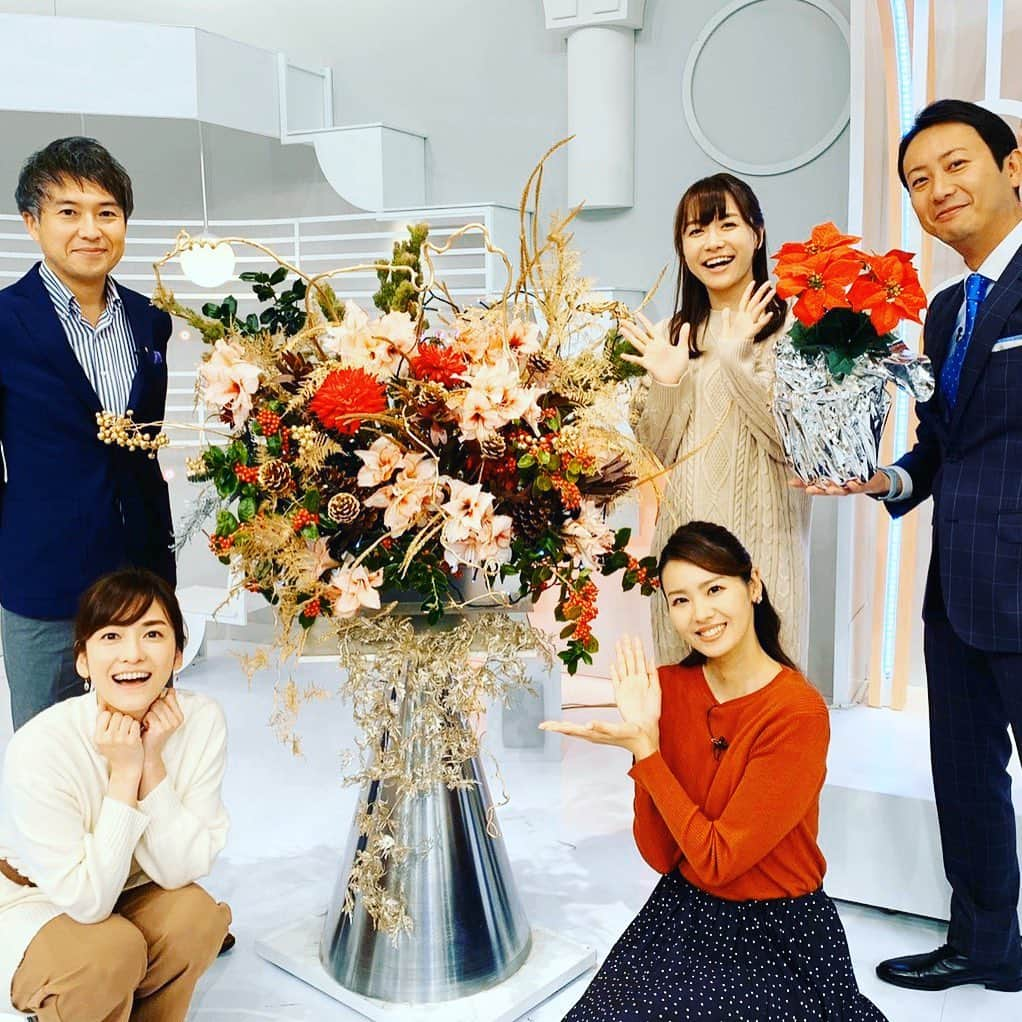 倉橋友和さんのインスタグラム写真 - (倉橋友和Instagram)「#メリークリスマス 🎄なんでも今年は32年ぶりに平日に挟まれる#クリスマスイブ とのこと。ということで聖夜の#メーテレ #アップ は通常営業🎤ぜひご覧ください！ #メーテレアップ #アップは午後3時46分から #アップの特集は午後6時15分から #アナウンサー #鈴木しおり #星恭博 #石神愛子 #倉橋友和 #伊豆蔵将太 #濱田隼 #気象予報士 #山田修作 #修作さん #冨永幸 #merrychristmas」12月24日 14時12分 - nbn_kurahashi