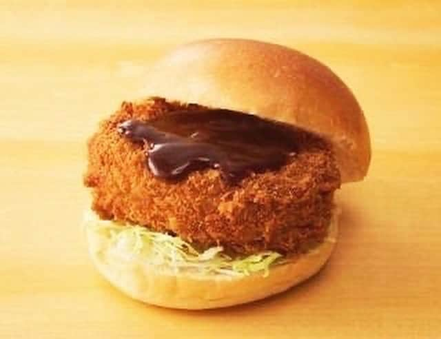 タクマ さんのインスタグラム写真 - (タクマ Instagram)「【キャベツたっぷりマイケルバーガー】美味しいトンカツバーガーを食べに行った。パンの上にたっぷりキャベツ、その上にトンカツ、そして甘辛のソースとマスタード、そしてまたパンを乗せて食べるんやけどたっぷりキャベツの上にロットンのヒロシのお母さんがお布団を敷いてくれて。きっと寒くない様に気を遣ってくれはったんやけど今回はお布団無しで食べたかったからそれをお母さんに直接伝えようか、ヒロシに言って貰うか悩んでるところで目が覚めました。メリークリスマス」12月24日 14時19分 - takumamitamura