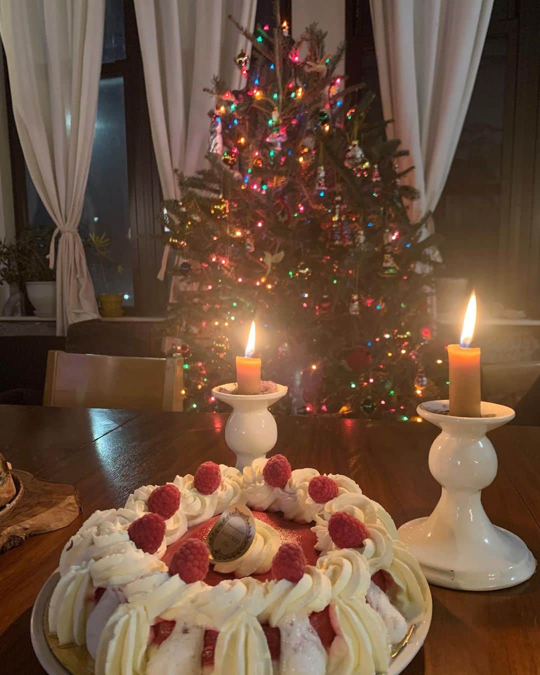 のインスタグラム：「Happy Holidays🎄✨ ホリデーシーズンのNY、多くの人が帰省したり極寒を抜けてバカンスへ出たり観光地を除くと人も少なく静かなシーズン。そしてアパートメントのドアマンにチップを渡す時期でもあるんだけど、これがなかなかの出費なんですわ。  昨夜は友人宅に家族でお邪魔、皆んなで美味しい手料理頂きながらのんびり飲んで楽しい会話、良い時間ですね。ラデュレ @ladureeus のアイスケーキを初めて食べたんだけどすっごく美味しくって感動したよ。 #肝心のご飯を撮り忘れた  #nyc #life #happyholidays #happyholidays2019  #海外移住　#ニューヨーク」