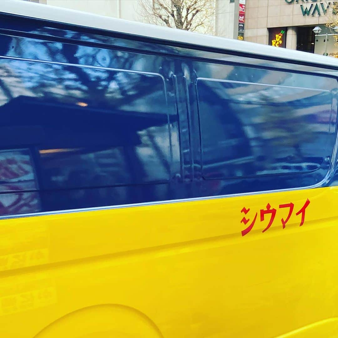 KEN KAGAMIさんのインスタグラム写真 - (KEN KAGAMIInstagram)「崎陽軒の車　かっこいい」12月24日 14時42分 - kenkagami