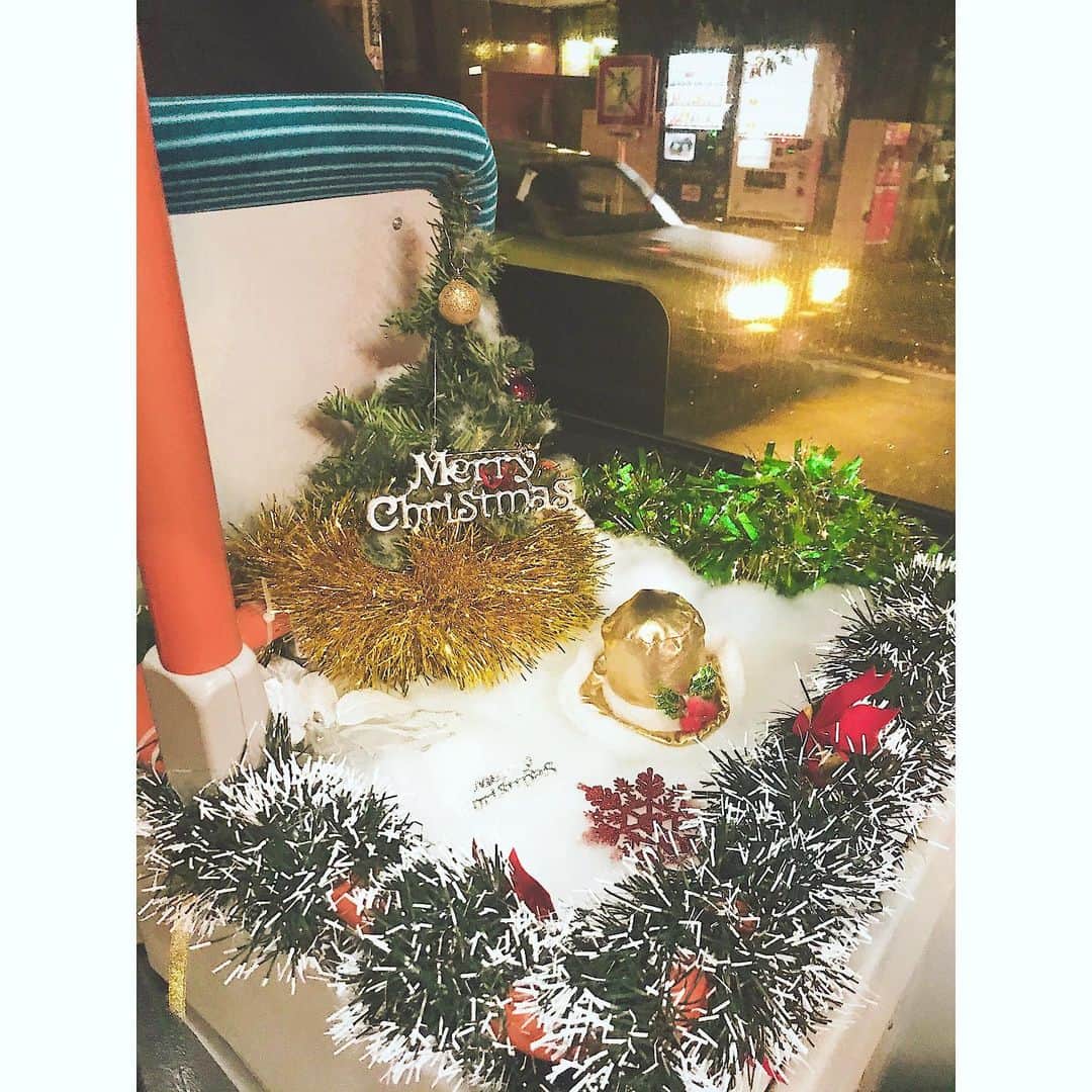 奥村愛子のインスタグラム：「* 今年もクリスマスバスに遭遇🎄🚌 にやっとしながら乗ってくる人と 動じない人とがいて、おもしろい🤶」