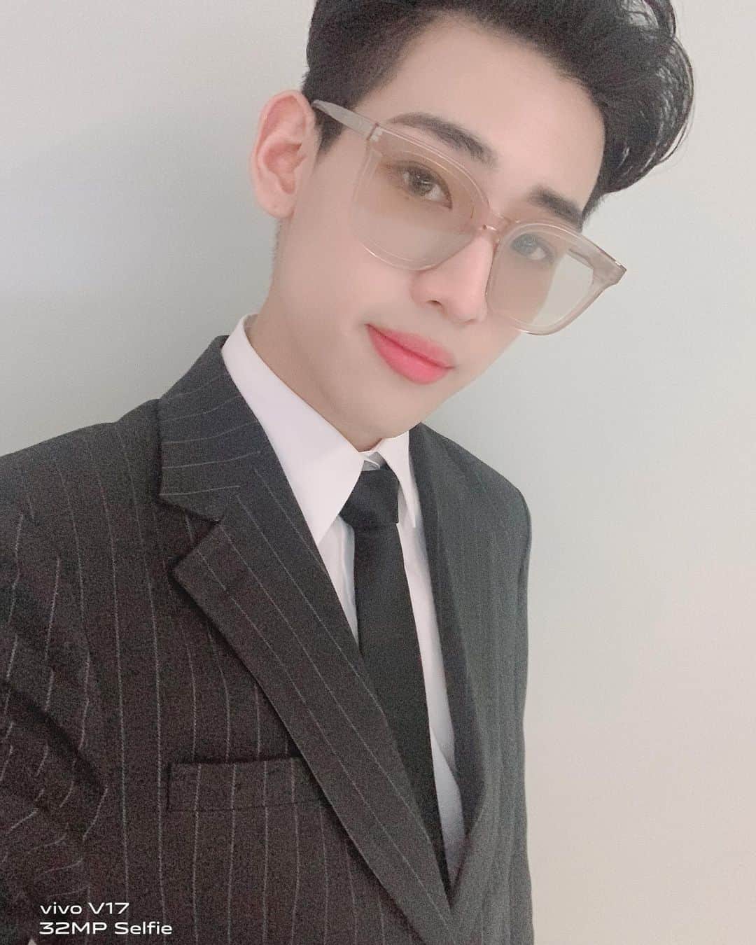 BamBam のインスタグラム：「Merry Christmas Eve 🎄🎉🎁 สุขสันต์วันคริสต์มาสอีฟนะครับ  มาร่วมแชร์รูปความสุขในช่วงเทศกาลคริสต์มาสนี้กับผมกันต์ครับบบ ~ กับกิจกรรม “V17 Sharing happiness" ที่ Vivo  Official Facebook Page และลุ้นรับ Vivo V17 ด้วยนะครับ!! 💙อย่าลืมนะครับว่าถ้ามี Vivo อยู่ข้างกาย ก็เหมือนมีผมกับพี่มาร์คอยู่ข้างๆ😊  #V17SeeTheFantasy #V17SharingHappiness」