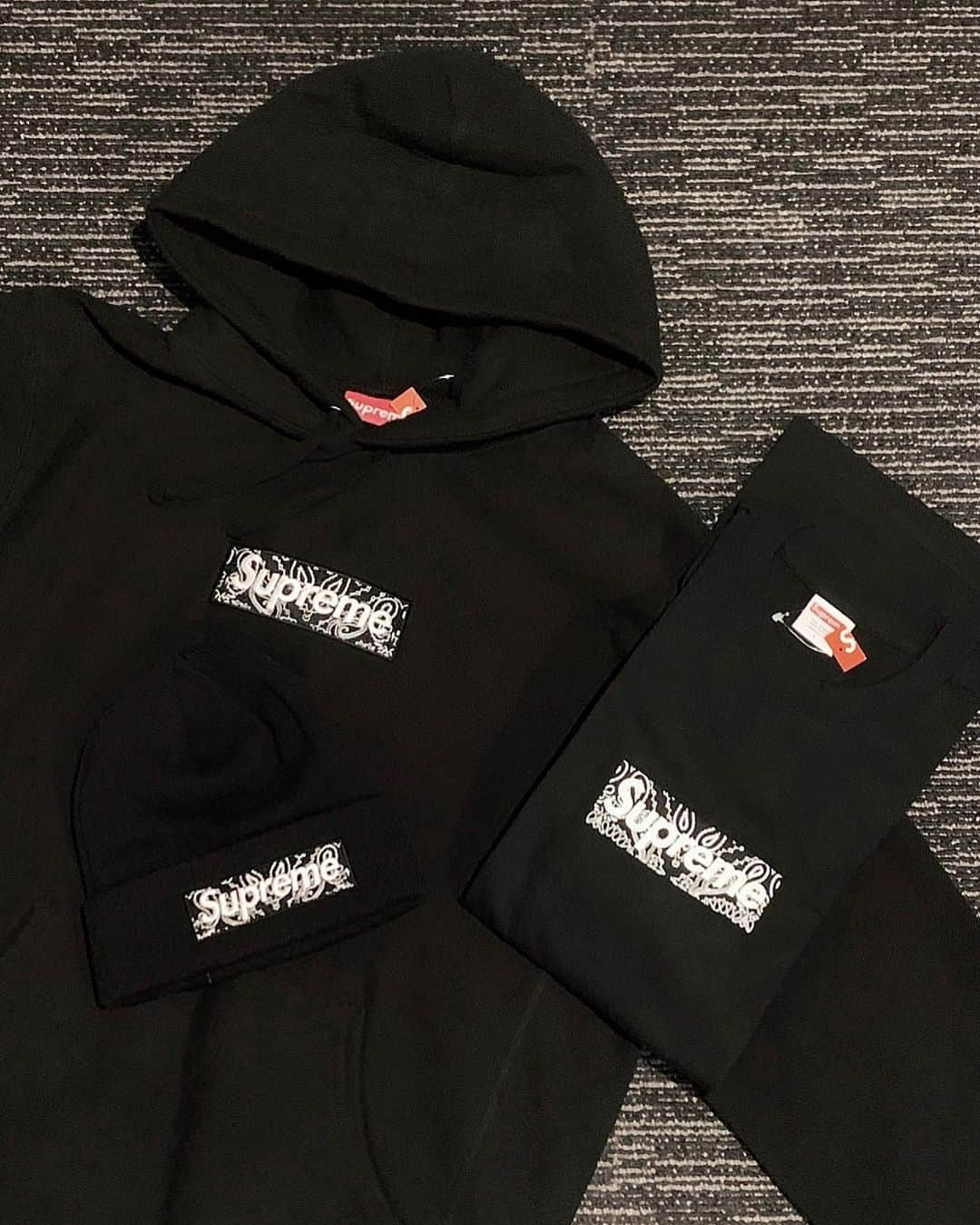 出井直助さんのインスタグラム写真 - (出井直助Instagram)「. ● #supreme19fw - BOGO🎁✖️3 . #supreme #supremenyc #supremeboxlogo」12月24日 20時13分 - ocean_naosuke