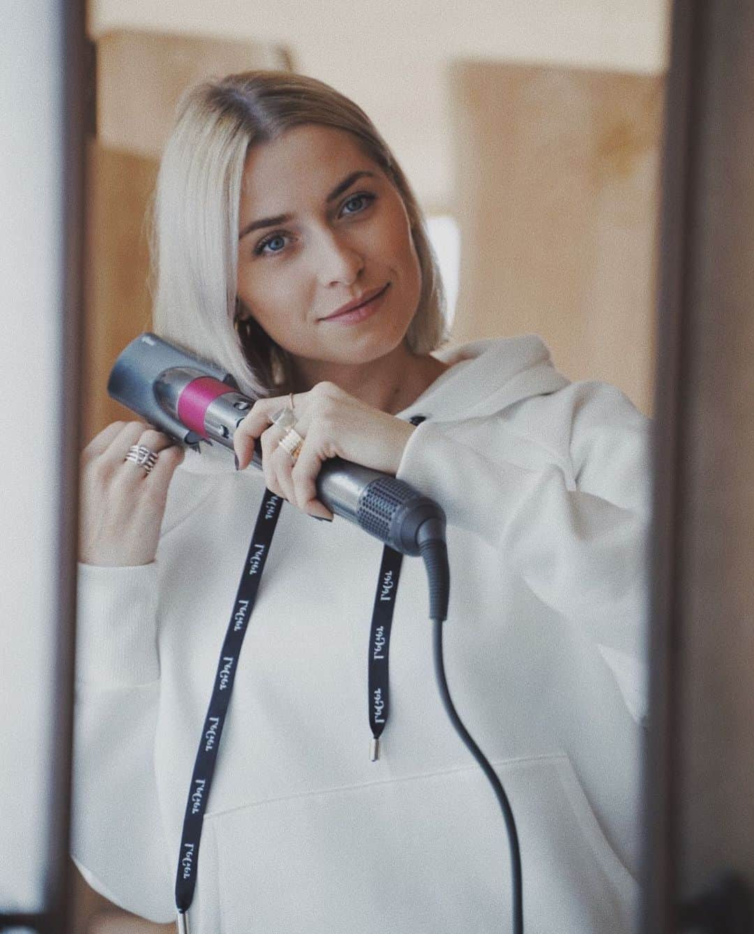 レナ・ゲルケさんのインスタグラム写真 - (レナ・ゲルケInstagram)「[anzeige]Getting ready for Christmas Eve ✨ trying not to style my hair in my free time too much, that‘s why i‘m using the @dysonhair airwrap cause it‘s not putting too much heat to my hair 🙏🏻#dysonhair」12月24日 20時13分 - lenagercke