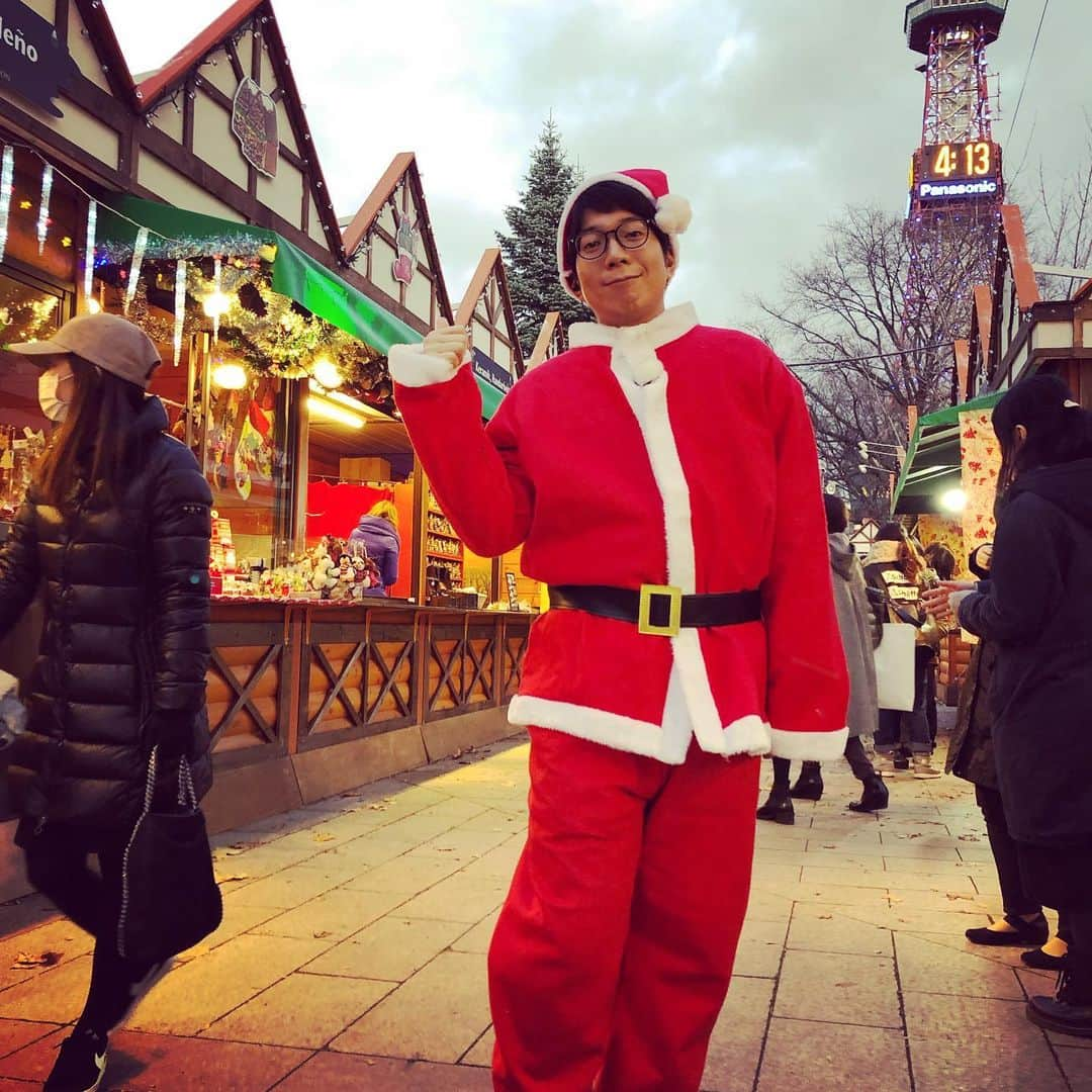 堀内大輝のインスタグラム：「🎄merry Xmas！ . サンタさんが私の元に来なくなって早15年以上？ それならばと、自分がなってしまおう作戦。成功。 大人になればある程度のことはなんでも出来るのだ。笑 . いま一つだけお願いができるなら、 朝起きたら枕元にプレゼント… あのワクワク感をまた味わいたいなぁ… なんて結構本気で思ってます。 . ちなみに私は昔からイブを盛大に祝う派。 25日にパーティをした記憶はほぼありません。笑 お家や地域によって違いあるんでしょうか？ みなさんどうですかー！？ . では、ステキなクリスマスイヴをお過ごしください！  #写真は #ミュンヘンクリスマス市 #その初日でした #サンタ #サンタクロース #目立って仕方ない #恥ずかしい #ごめんなさい嘘です #目立ちたがり癖あり #今日ドキッ #中継 #クリスマス #クリスマスイブ あれ？ #クリスマスイヴ #イブ #イヴ #ブとヴどっちだ？」