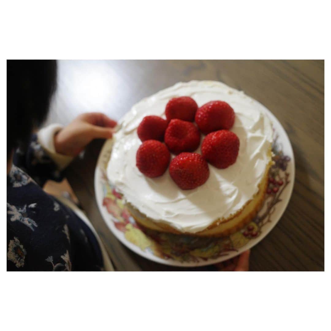 高垣麗子さんのインスタグラム写真 - (高垣麗子Instagram)「・ ・ ・ 限られた時間で用意したので いつもとさほど変化がないですが 今夜は ミートソースのパスタ ポテトサラダ いちごのケーキ ミートソースはお野菜たっぷり パスタはグルテンフリー いちごのケーキは 生クリームではなく 水切りヨーグルト 喜んでくれて嬉しかったです🎄 私からのクリスマスプレゼントは バレエシューズと おもちゃの腕時計にしてみた😬🎁 おばあちゃんからは お絵描きボードと 色鮮やかなフランス製のマグネット✨ 明日目覚めたら 枕元には🎅から何かあるはず✨ 良い子にしていれば✨ ・ ・ #クリスマスイブ」12月24日 20時07分 - reikotakagaki