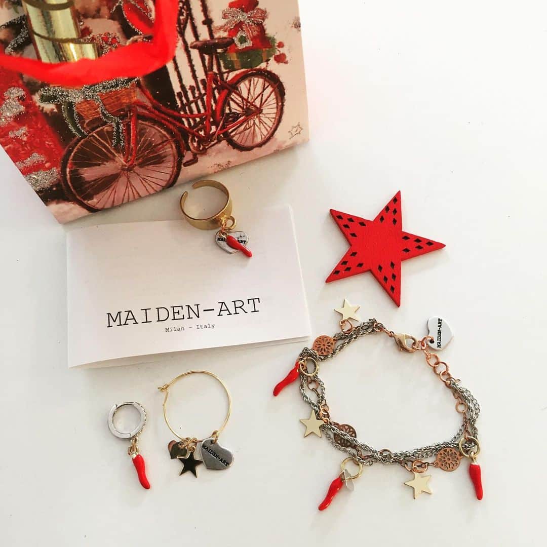 メイデンアートのインスタグラム：「Last Christmas Gifts 🎁 . #christmas #gift #jewelry #boho #bohojewelry #bohochristmas #redhorn #peperoncino #luckyjewelry #luckybracelet #luckyearrings #luckyring #angera #varese #cransmontana #cransmontanaabsolutely #varesetheplacetobe #varesedoyoulake #varesenews #lakemaggiore」