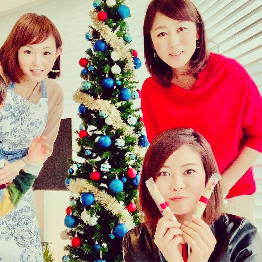 中島静佳さんのインスタグラム写真 - (中島静佳Instagram)「メリークリスマスイヴ！！優しい素敵なお友達が来てくれて楽しい時間でした！ #バターチキンカレー#手作りケーキ は#親子クッキング 真剣勝負の#ブロックス 勝者は#吉田玲奈 ちゃんでした 忙しい中#山本潤 ちゃんも来てくれました♥️」12月24日 20時12分 - shizuka617nakajima