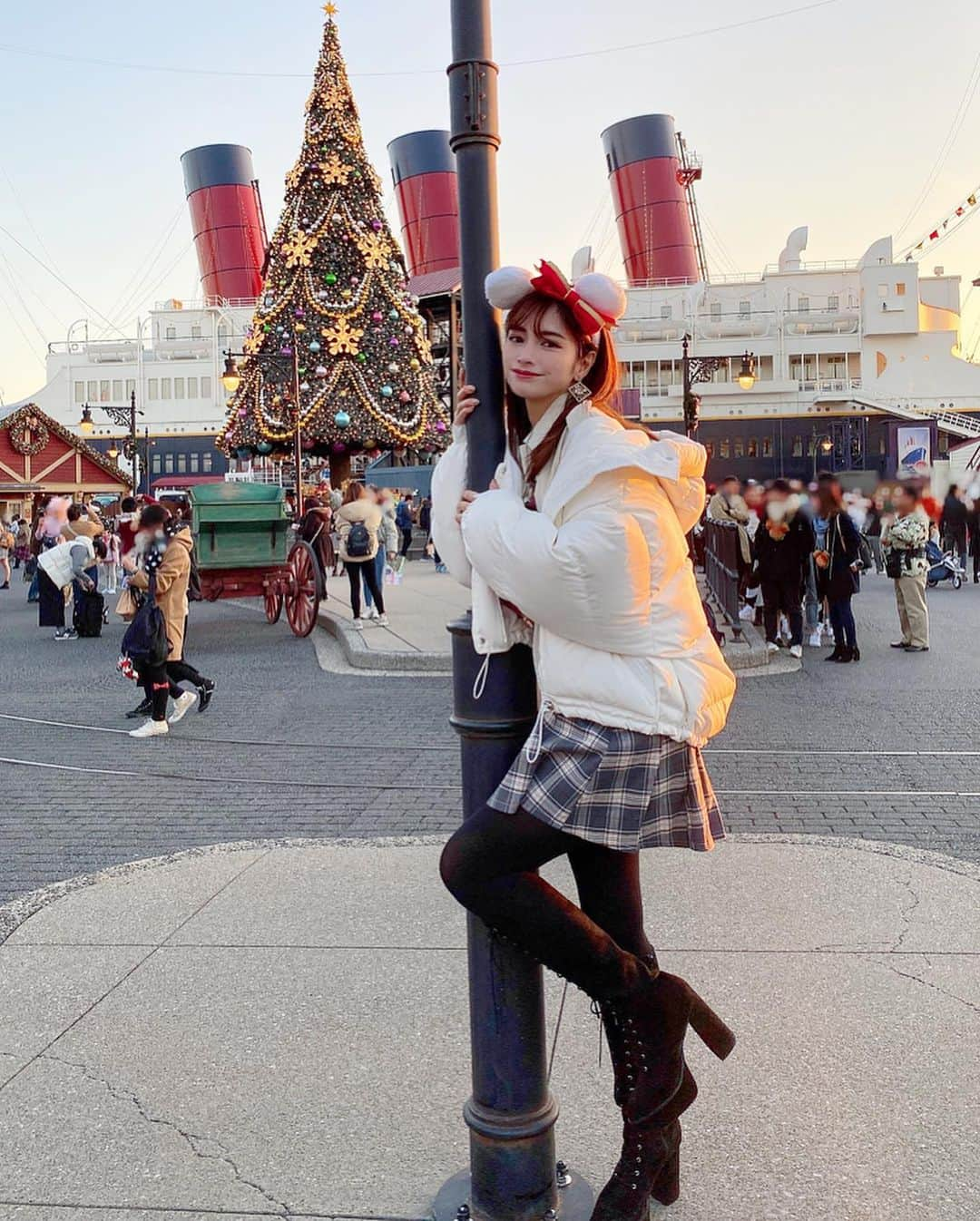 得あゆさんのインスタグラム写真 - (得あゆInstagram)「シーのここで写真撮るのおすすめ❤️ いよいよクリスマスイヴ🎄❤️ ウキウキのクリスマスだねっ🎅🎄✨ ・ ・ ・ ・ ・ ・ ・ ・ ・ ・ ・ ・ #disneysea#ディズニークリスマス#ディズニー#ディズニーシー#ディズニーランド#デート#セットアップ#カップル#チェックシャツ#夢の国#オトナ女子#休日#満喫#冬服#コート#お洒落#インスタ映え#カメラ女子#写真#クリスマス#クリスマスツリー#ミニーちゃん#セットアップ#コーディネート#いい天気#setup#winterfashion#disney#disneyland#christmas#disneysea」12月24日 14時44分 - tokuayu819