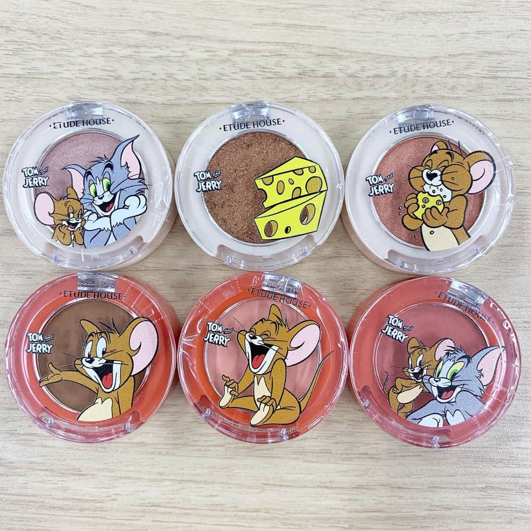 美的 Biteki's official Instagram! さんのインスタグラム写真 - (美的 Biteki's official Instagram! Instagram)「2020年の干支「ねずみ年」にちなんで、エチュードハウスがコラボレーションしたのは、大人気キャラクター『Tom＆Jerry』😻🐭 . 2020年で70周年を迎える『Tom＆Jerry』の世界観をそのままに、アニメーションから飛び出してきたようなハラハラドキドキするデザインに注目！ . 2019年12月21日～2020年1月31日発売予定 ★ 写真2枚目 ラッキーフレンズ　カラフルタトゥーティントシリーズ 全4種　￥1,100 塗った瞬間、唇に密着し理想の発色を長時間キープしてくれるティントリップ。しっとりとしたテクスチャーなのにスッと伸びて唇の乾燥が気にならないセミマットな仕上がりに。 写真左からRD307 いたずら好き、PK03 走れトム . ★ 写真3枚目 ラッキーフレンズ　ルックアット　マイアイジュエル（上）、ラッキーフレンズ　ルックアット　マイアイカフェ（下） 各5色　各￥580 ブルーベースにおすすめのクールトーンとイエローベースにおすすめのウォームトーン、それぞれに似合うカラーが揃う全10色。マイアイジュエルはシルキーマットな質感で目元に自然な立体感を、マイアイカフェはしっとりとした質感で濡れツヤ感のある目元に。 上段左から／PK021 ベストフレンド、BR433 ジェリーのチーズ、OR209 マイラブチーズ 下段左から／BR426 ジェリー・マウス、OR210 ハッピージェリー、OR211 ソウルメイト . 2020年1月1日～1月31日発売予定 ★写真4枚目 ラッキーフレンズ　2トーンチーク 全4種　各￥1,300 トム＆ジェリーの顔を開けると2色のチークがIN。なめらかな質感のチークカラーが自然な血色感をプラスし、ふんわりと軽やかな印象の頬に仕上がります。 写真左からOR202 アンサンブル、PK002 仲良しこよし . その他にもアイブロウマスカラやスキンケア、ボディケアアイテムまで登場するエチュードハウスの2020ニューイヤーコレクション。トム＆ジェリーのいつも一緒なラッキーフレンズとワクワクする新年を迎えてみては？ . ※写真1枚目のキットは非売品です  #エチュードハウス #etudehouse #tomandJerry #トムとジェリー #トムジェリ #メイク #ティント #韓国コスメ #美容 #makeup #リップ #限定コスメ #ねずみ年 #2020 #春新色 #美的 #biteki」12月24日 14時59分 - bitekicom