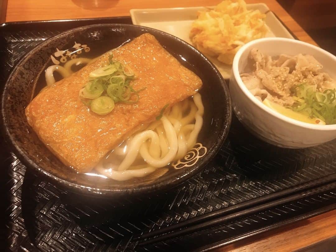 はなまるうどんのインスタグラム：「/ 😉 お得なミニ丼セットで、お腹も満腹💗💗 \  大好きな #塩豚丼に、#きつねうどん をセットで食べました😊🙏🏻 炭水化物×炭水化物は、最高ですね😋👌🏻 天ぷらは、#野菜かき揚げ を選びました♪  #はなまるうどん #はなまる  #hanamaruudon」