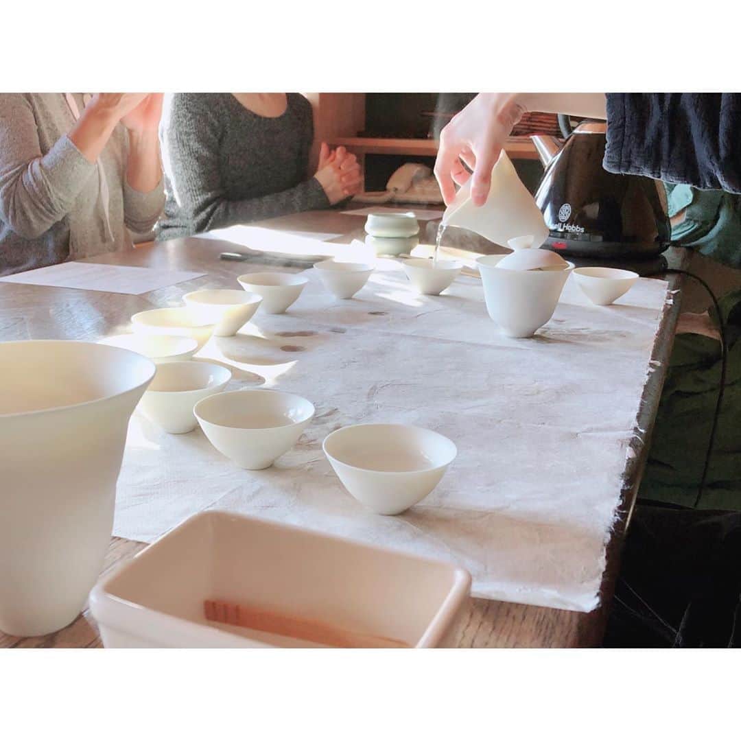 竹中友紀子のインスタグラム：「#茶会  京都にて。 The Tea Company @the_teacompany の茶師 田島庸喜さんによるお茶のおもてなし。 お茶酔いなるものを初めて経験し、ほわんとした頭でまったり過ごさせていただきました^ ^」