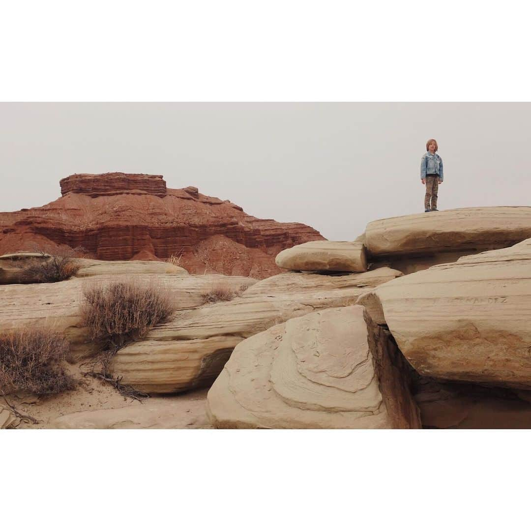 ライアン・ダニエル・ドブソンさんのインスタグラム写真 - (ライアン・ダニエル・ドブソンInstagram)「When I was a kid we lived in Moab UT until I was 8. My brother and I would spend hours and hours climbing all over natural sandstone jungle gyms like these - we called it “rock hopping.” Still love hoppin’ the rocks, now with this little dude. #fujifilmx100t」12月24日 15時04分 - ryanddobson