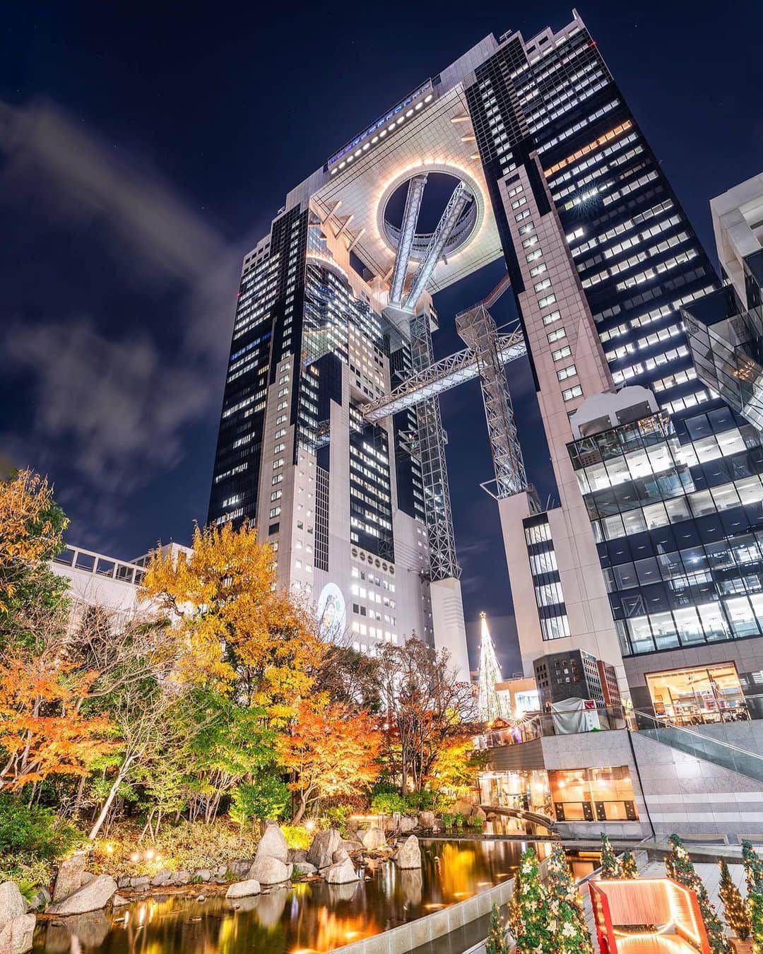 関西電力株式会社さんのインスタグラム写真 - (関西電力株式会社Instagram)「大阪市北区にある梅田スカイビルでは、明日25日まで「ドイツ・クリスマスマーケット大阪 2019」が開催中。 あたたかな光を放つアンティーク・メリーゴーランドや、高さ約27mもある巨大なクリスマスツリーとともに大切な方と聖なる夜を過ごしてみてはいかがでしょうか。 --------------- ■ドイツ・クリスマスマーケット大阪 2019 日時：～12月25日(水) 時刻：12:00～21:00 ■開催場所 新梅田シティ・ワンダースクエア (梅田スカイビル 1F 広場) ※イベント詳細はHPでご確認ください ■最寄り駅 ・JR「大阪駅」より徒歩約7分 ・Osaka Metro「梅田駅」より徒歩約9分 ・阪急「大阪梅田駅」より徒歩約9分 --------------- . #japan_night_view #クリスマス #夜景ら部 #イルミネーション #大阪 #ライトアップ #クリスマスマーケット #梅田スカイビル #新梅田シティ  #umedaskybuilding #ドイツクリスマスマーケット #絶景 #love_bestjapan #unknownjapan #loves_united_japan #カメラのある生活  #日本の風景 #ダレカニミセタイケシキ #bestphoto_japan #art_of_japan_ #貴重な体験 #景色最高 #tripgramjp  #写真は心のシャッター#その旅に物語を#best_moments_shots #日帰り旅行 #お写んぽ#お写ん歩 #インスタスポット」12月24日 15時06分 - kanden.jp