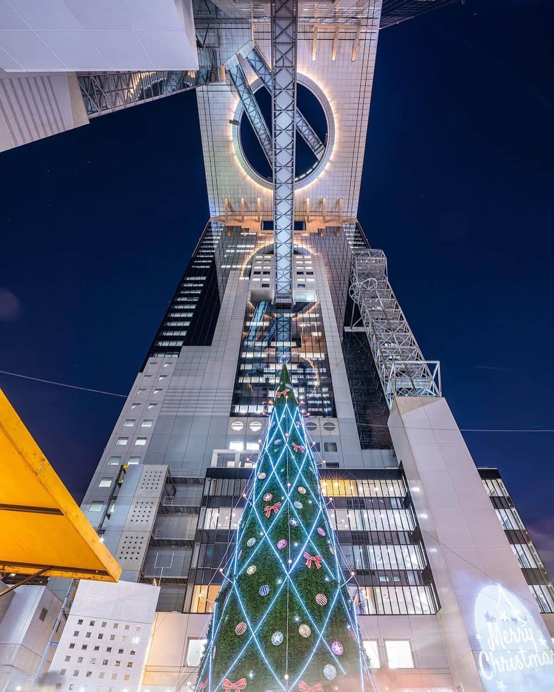 関西電力株式会社さんのインスタグラム写真 - (関西電力株式会社Instagram)「大阪市北区にある梅田スカイビルでは、明日25日まで「ドイツ・クリスマスマーケット大阪 2019」が開催中。 あたたかな光を放つアンティーク・メリーゴーランドや、高さ約27mもある巨大なクリスマスツリーとともに大切な方と聖なる夜を過ごしてみてはいかがでしょうか。 --------------- ■ドイツ・クリスマスマーケット大阪 2019 日時：～12月25日(水) 時刻：12:00～21:00 ■開催場所 新梅田シティ・ワンダースクエア (梅田スカイビル 1F 広場) ※イベント詳細はHPでご確認ください ■最寄り駅 ・JR「大阪駅」より徒歩約7分 ・Osaka Metro「梅田駅」より徒歩約9分 ・阪急「大阪梅田駅」より徒歩約9分 --------------- . #japan_night_view #クリスマス #夜景ら部 #イルミネーション #大阪 #ライトアップ #クリスマスマーケット #梅田スカイビル #新梅田シティ  #umedaskybuilding #ドイツクリスマスマーケット #絶景 #love_bestjapan #unknownjapan #loves_united_japan #カメラのある生活  #日本の風景 #ダレカニミセタイケシキ #bestphoto_japan #art_of_japan_ #貴重な体験 #景色最高 #tripgramjp  #写真は心のシャッター#その旅に物語を#best_moments_shots #日帰り旅行 #お写んぽ#お写ん歩 #インスタスポット」12月24日 15時06分 - kanden.jp