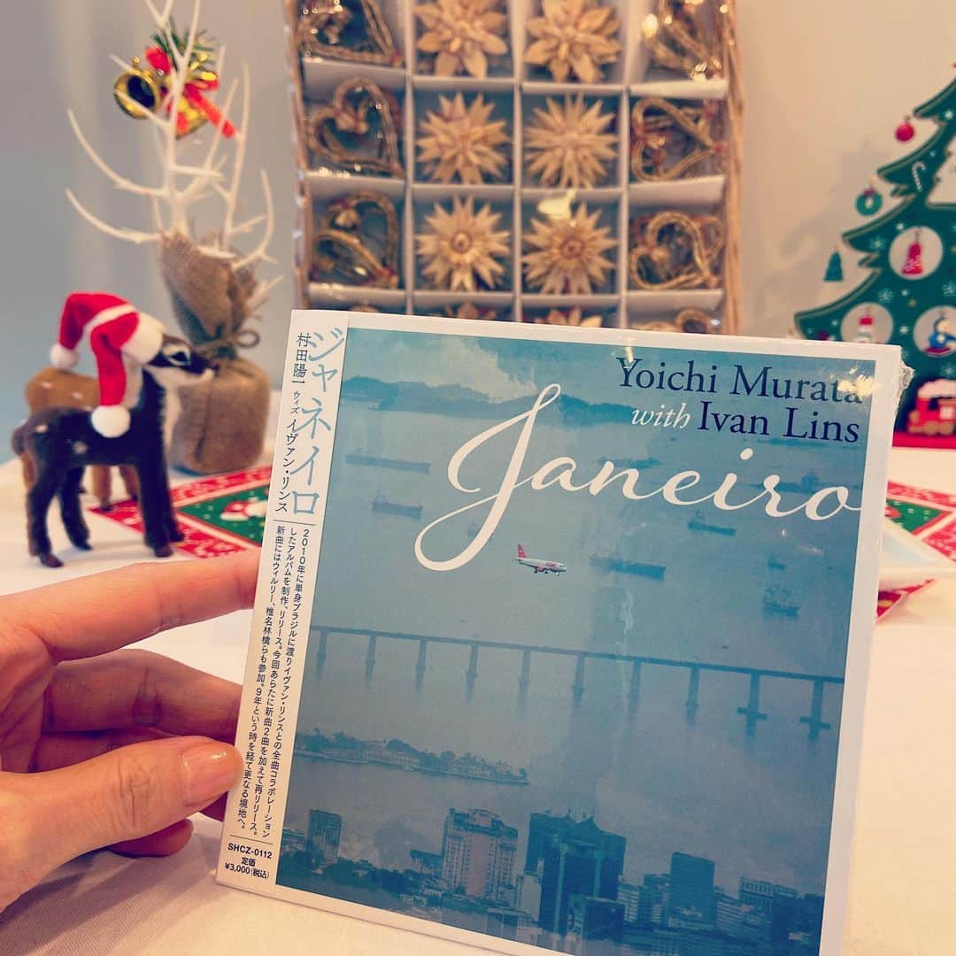 松本英子のインスタグラム：「Merry Christmas🎄  ここ数日ずっと聴いている村田陽一さんとイヴァン・リンスさんのアルバムがカッコ良すぎて鼻血出ます... 2010年にブラジルで制作されたアルバム『ジャネイロ』椎名林檎さんが参加されている楽曲もあったり、山木秀夫さんや金原千恵子さんも参加されていたり✨✨✨ このアルバムを聴きながら過ごすと、普段の生活レベルが何段階もアップしたかのようにオシャンなセレブな気分になって最高です☕️ 上質な音楽というのは心をこんなにも豊かにしてくれるのだとあらためて実感... 素晴らしいです。。。 そんな村田さんもご一緒の福山雅治さん冬の大感謝祭は、本日女性限定の聖女夜です❣️ 女子だらけ〜楽しみっ😍  #村田陽一 #ivanlins #janeiro #福山冬の大感謝祭其の十九  #merrychristmas  #聖女夜」